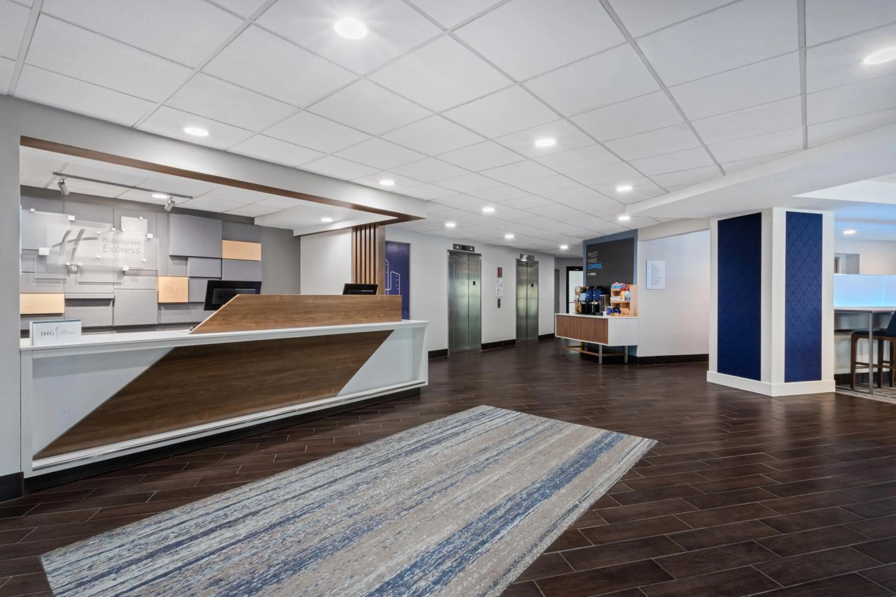 Lobby or reception in Holiday Inn Express & Suites Cincinnati Riverfront by IHG
