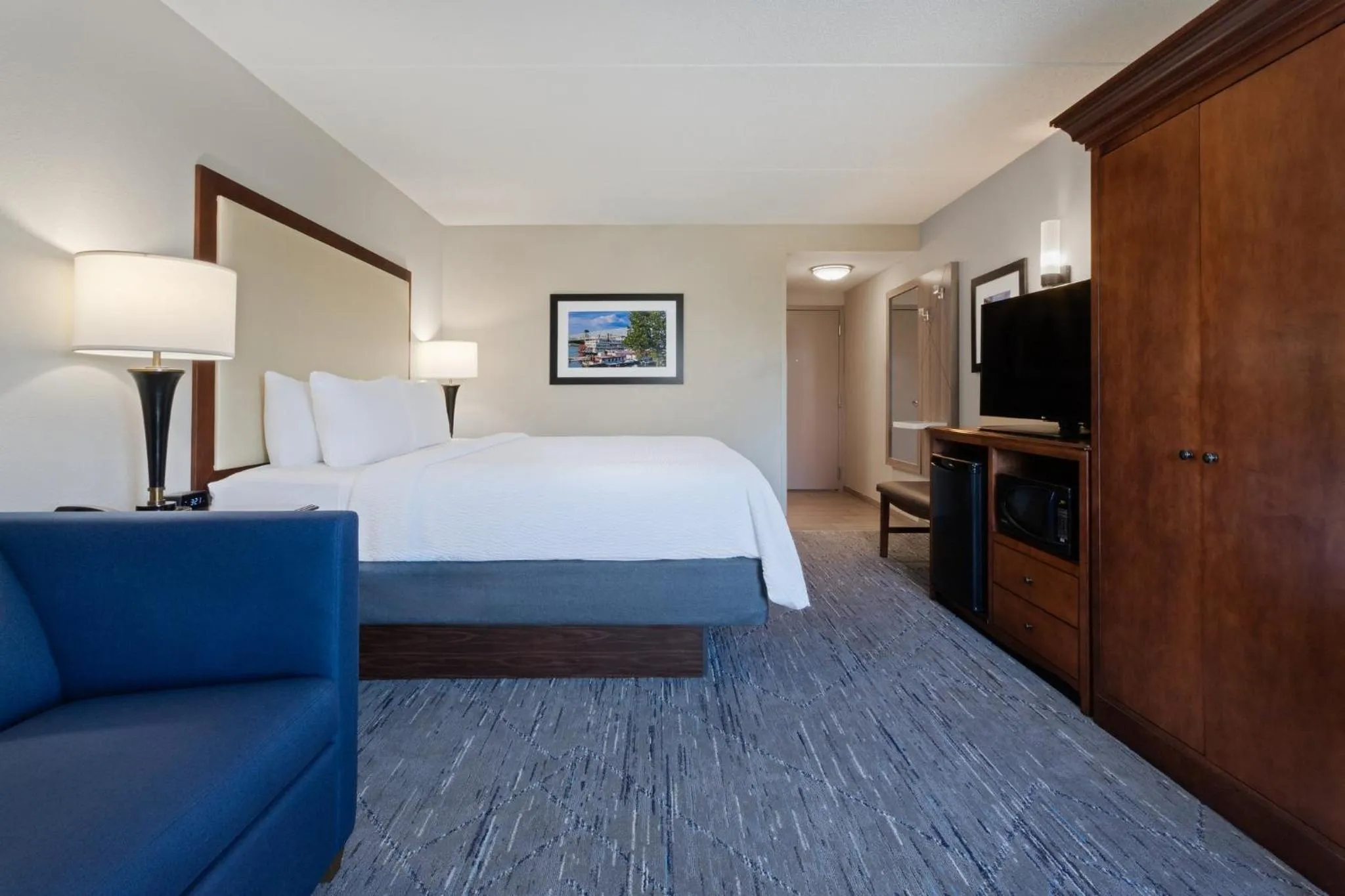 Photo of the whole room, Bed in Holiday Inn Express & Suites Cincinnati Riverfront by IHG