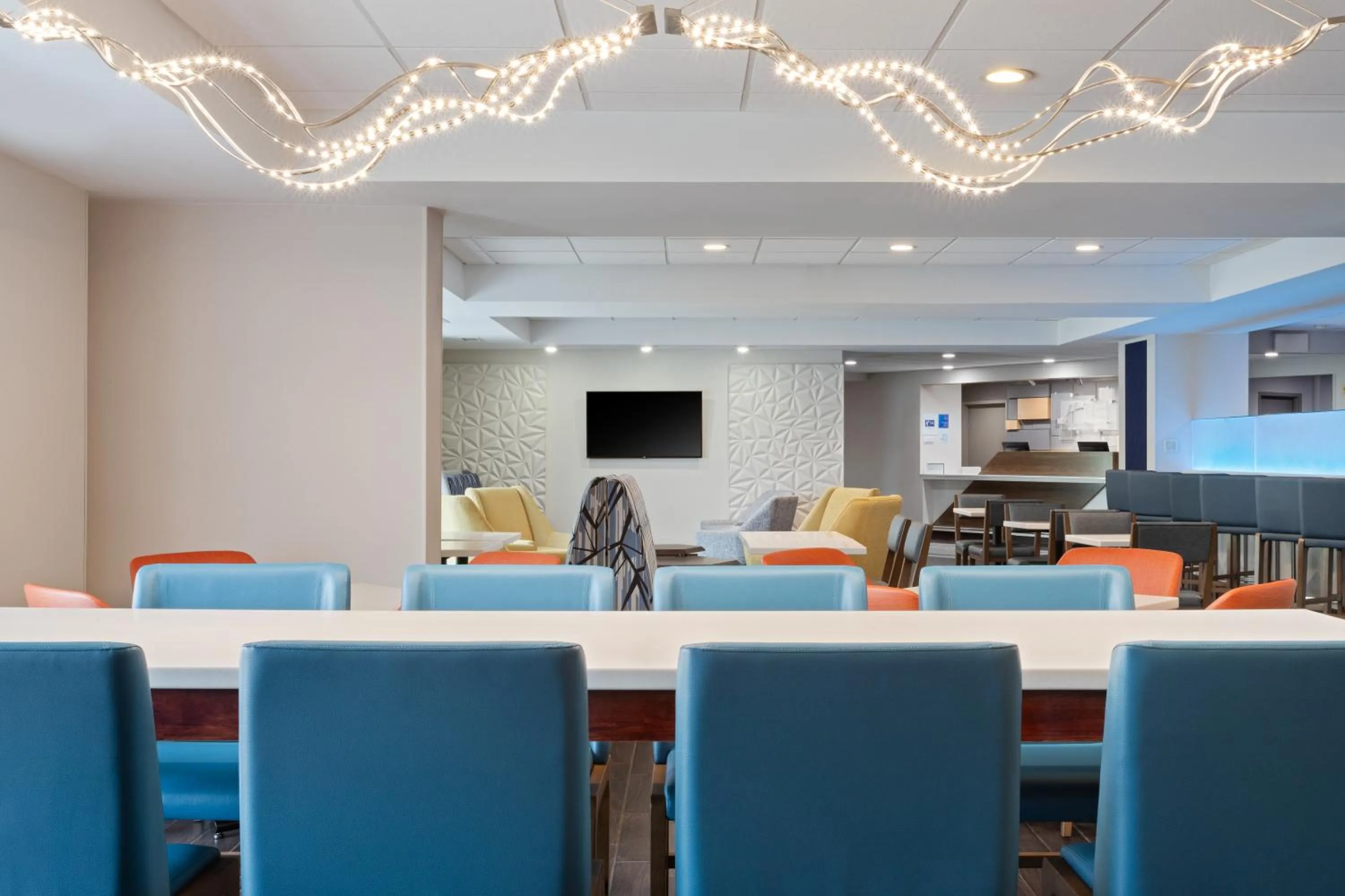 Lobby or reception in Holiday Inn Express & Suites Cincinnati Riverfront by IHG