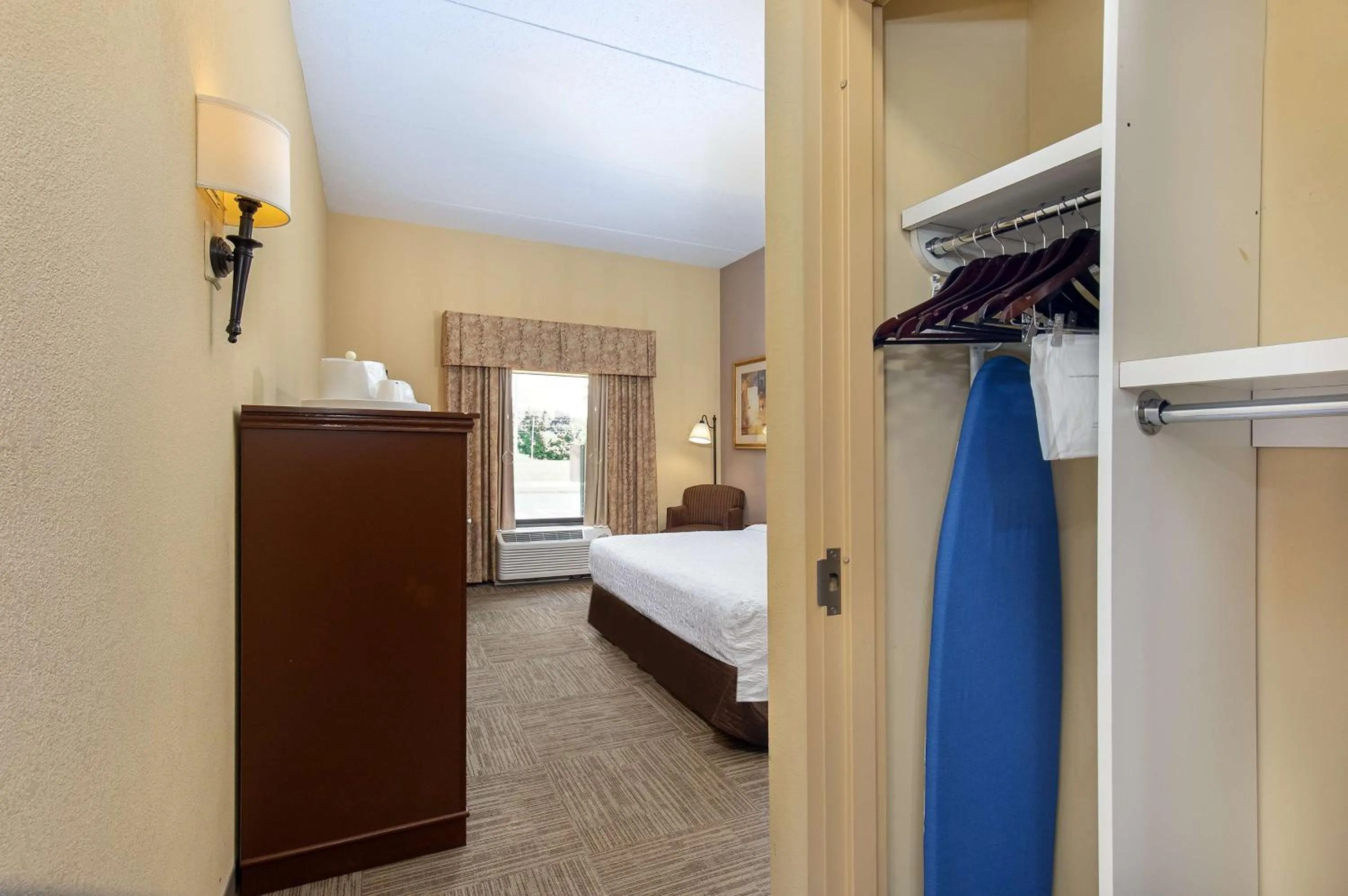 Photo of the whole room, Bed in Hampton Inn & Suites Madisonville