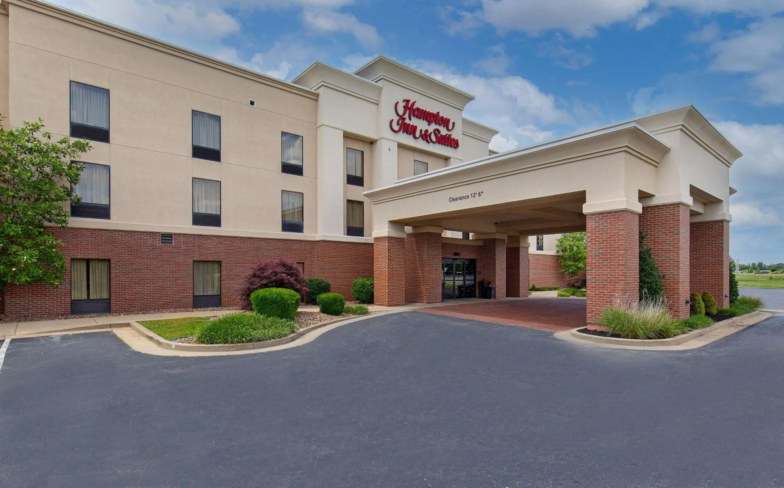 Property building in Hampton Inn & Suites Madisonville