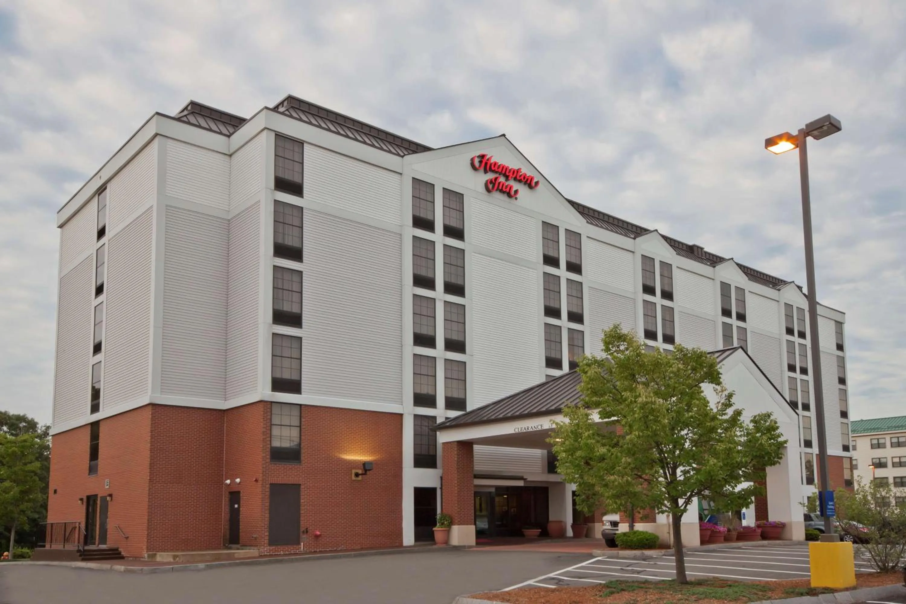 Property building in Hampton Inn Boston/Peabody