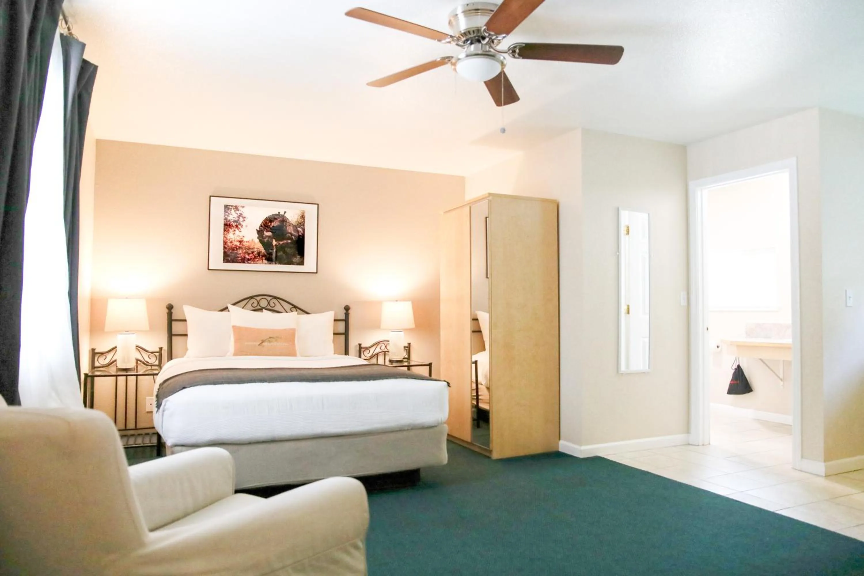 Bedroom, Bed in Sierra Mountain Inn