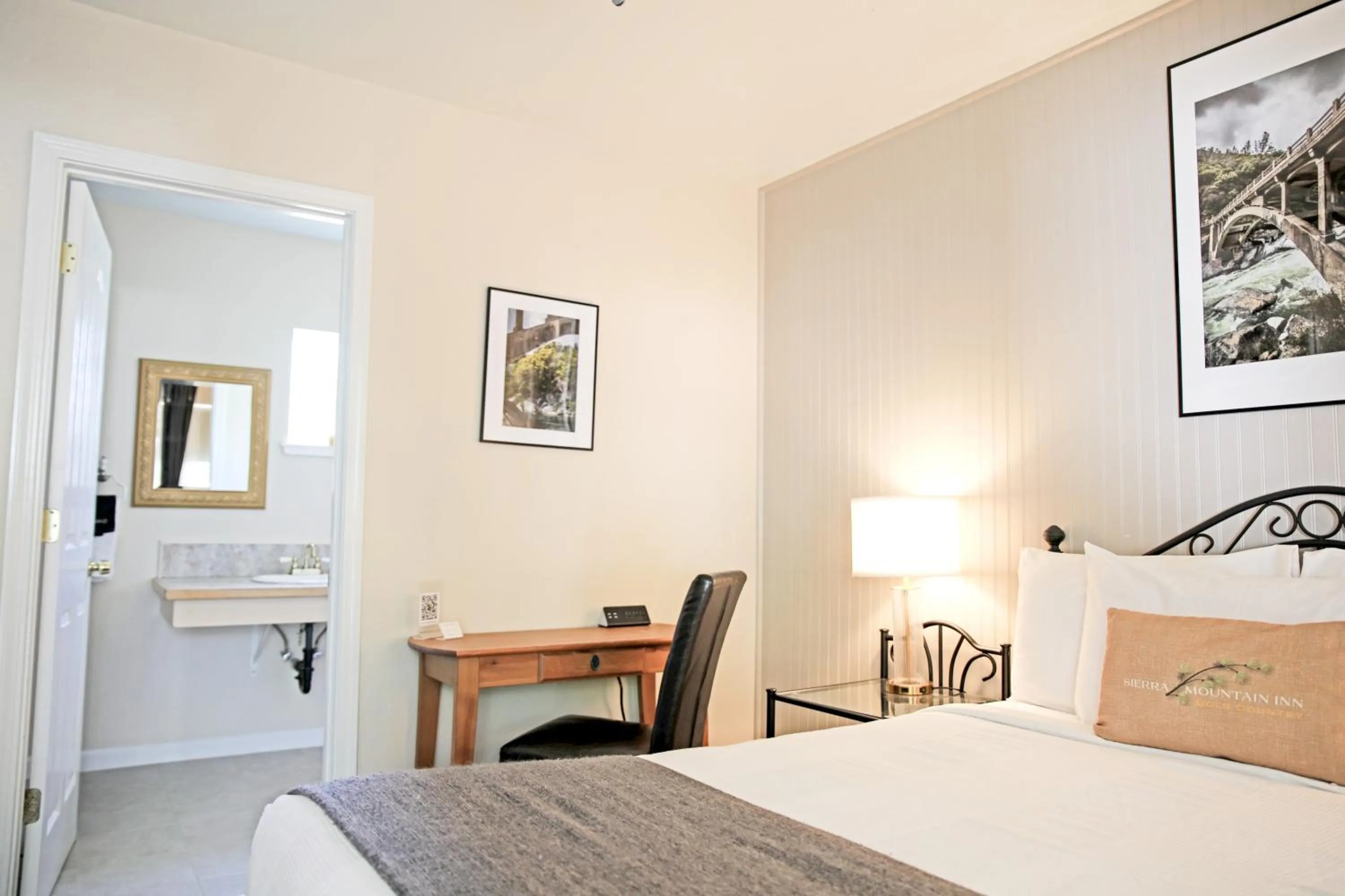 Photo of the whole room, Bed in Sierra Mountain Inn