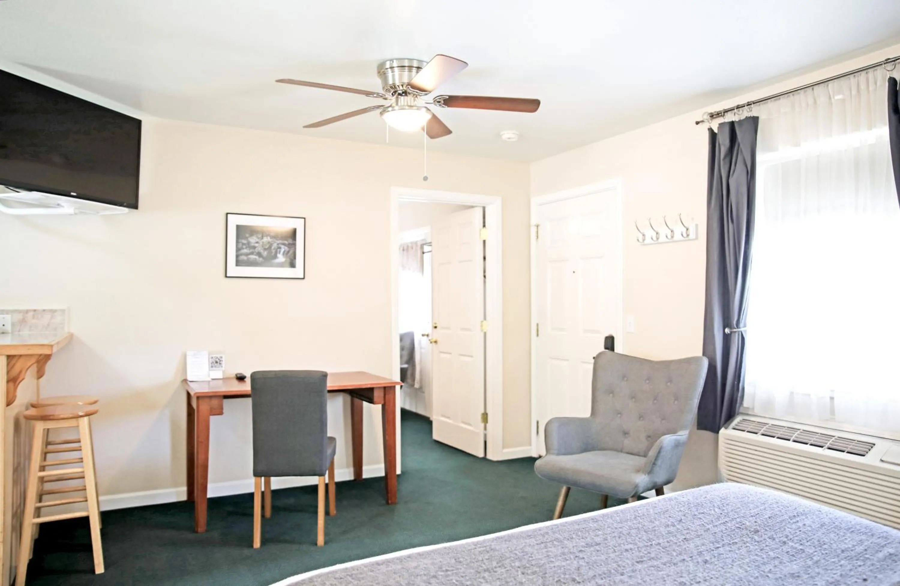 TV and multimedia, Bed in Sierra Mountain Inn