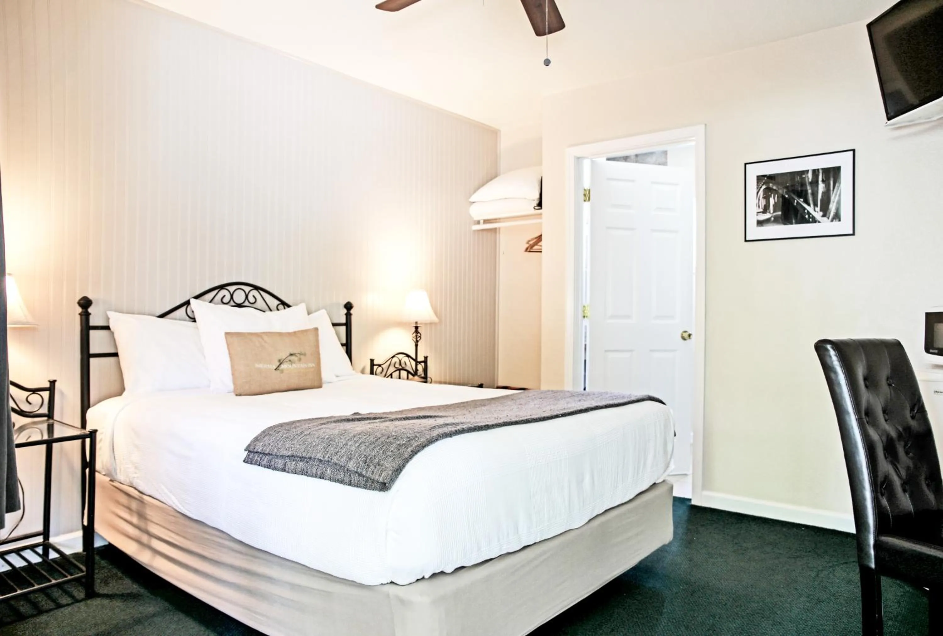 Bedroom, Bed in Sierra Mountain Inn