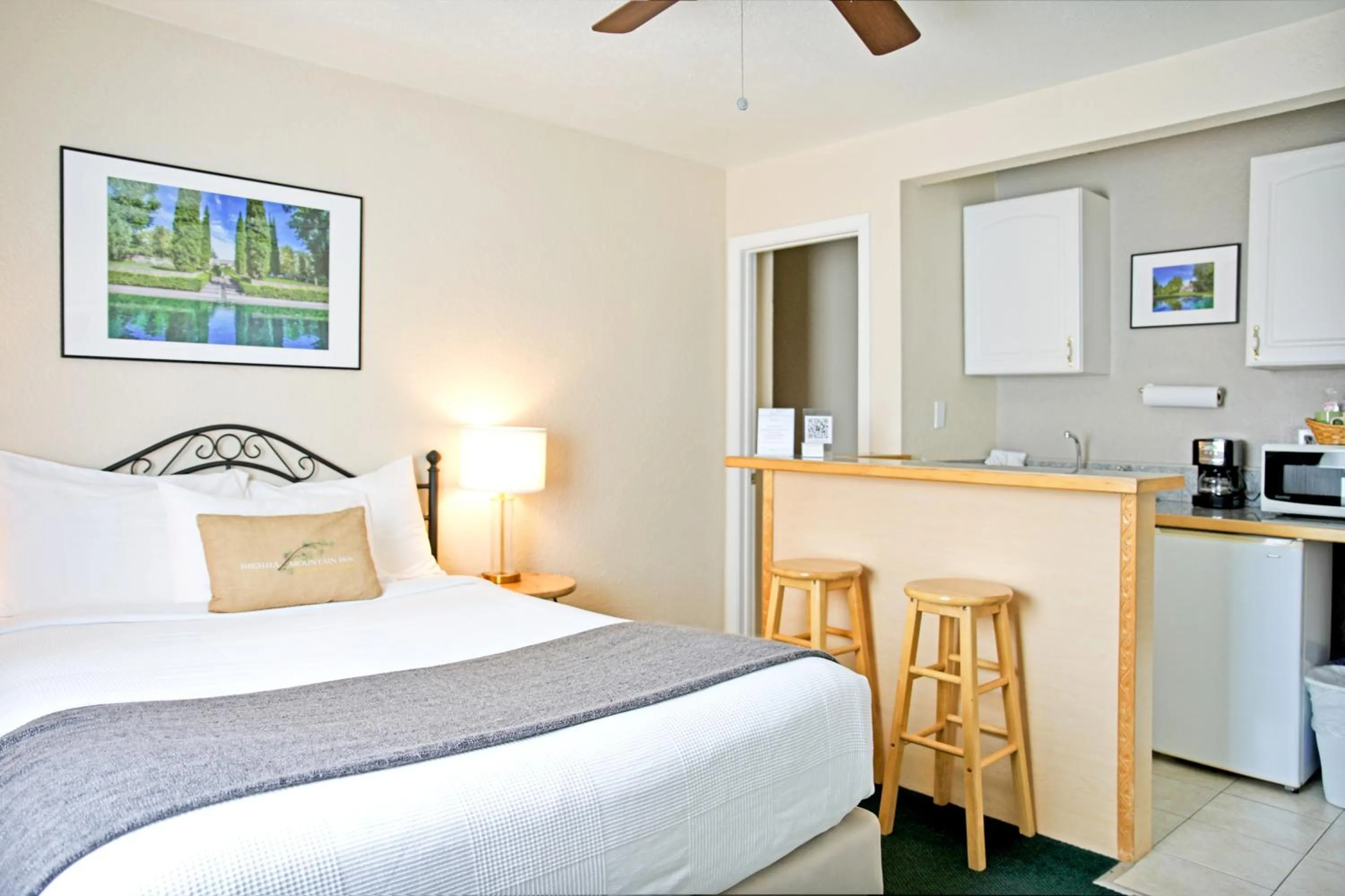 Photo of the whole room, Bed in Sierra Mountain Inn