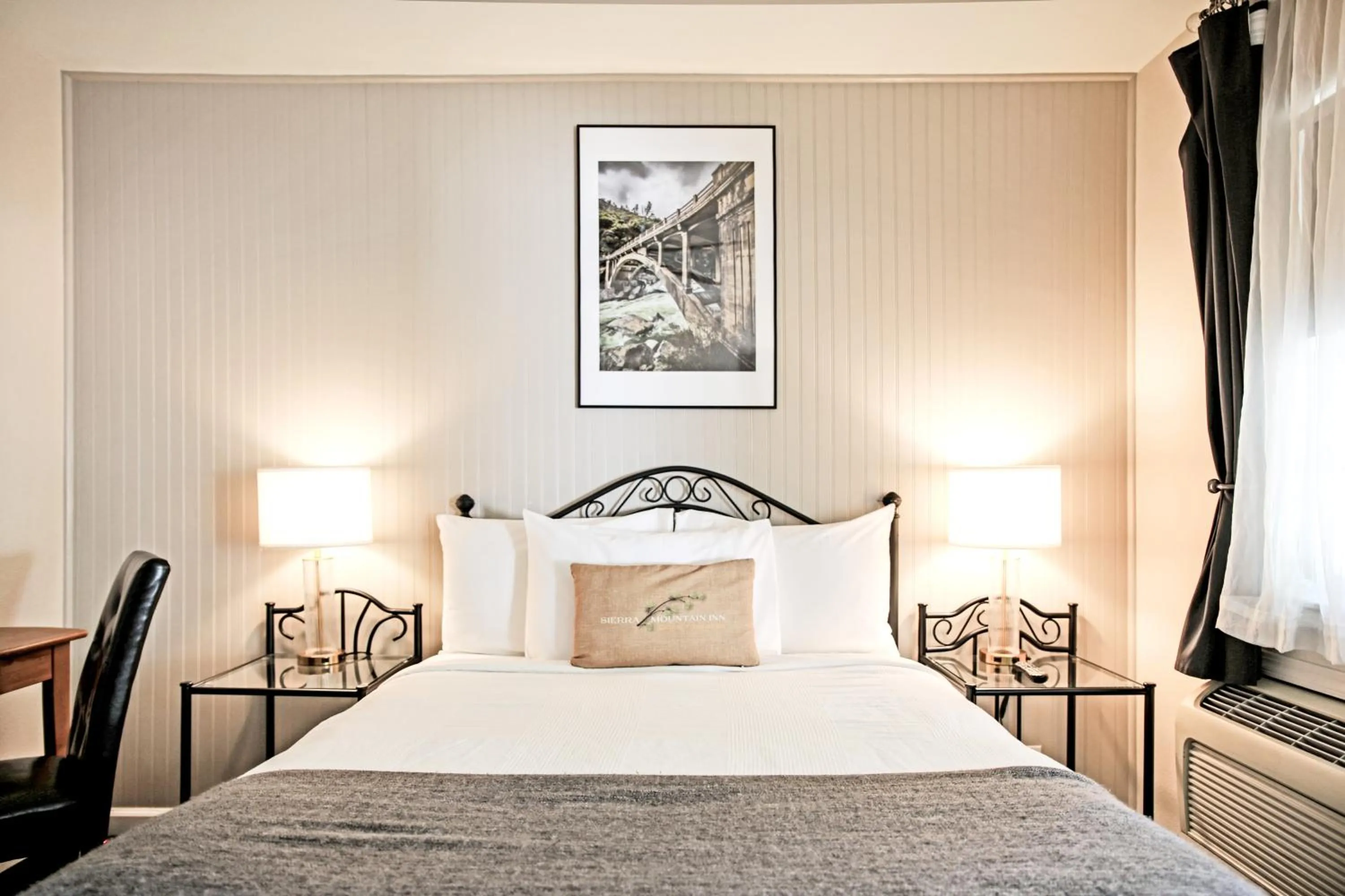 Bedroom, Bed in Sierra Mountain Inn