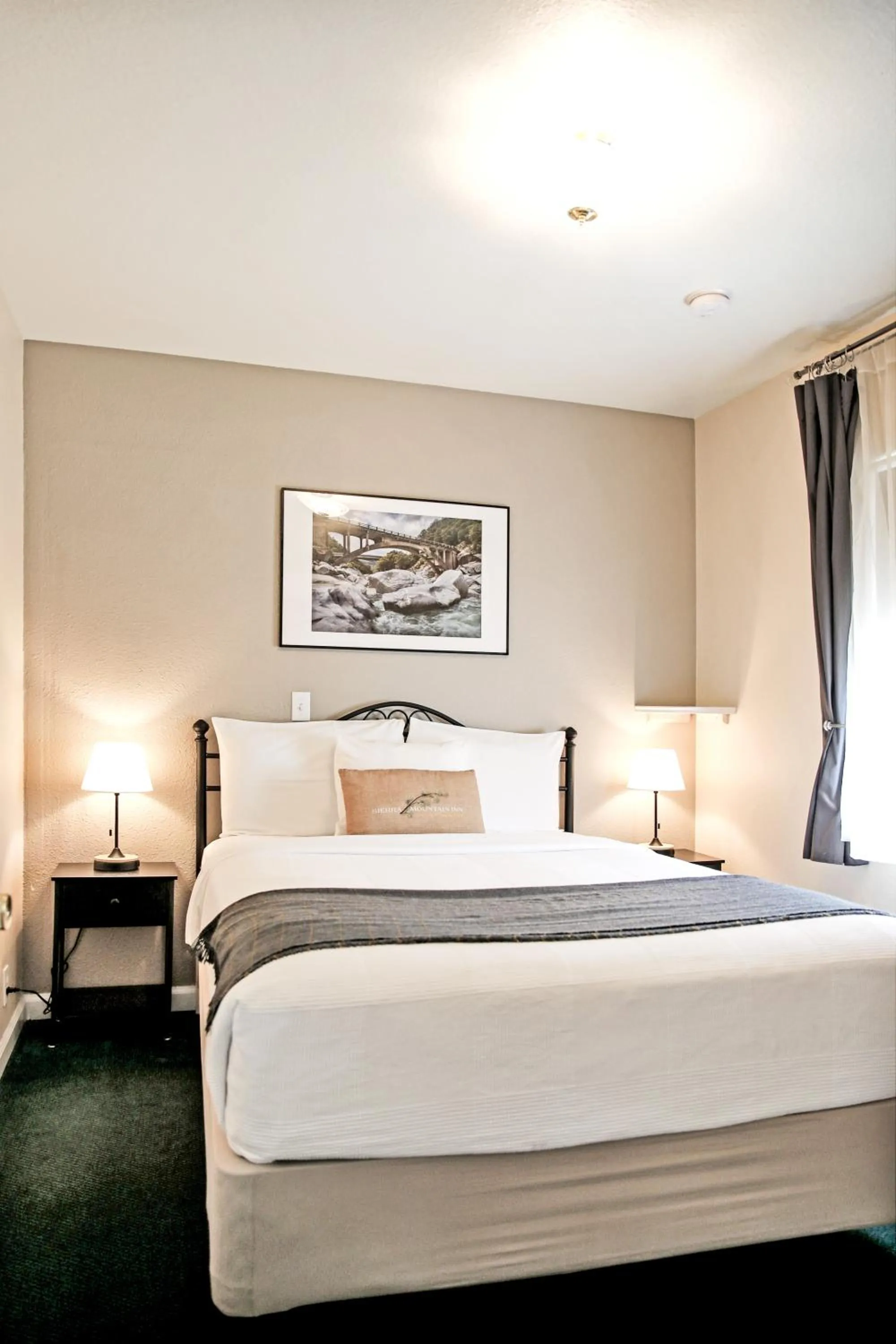 Bedroom, Bed in Sierra Mountain Inn