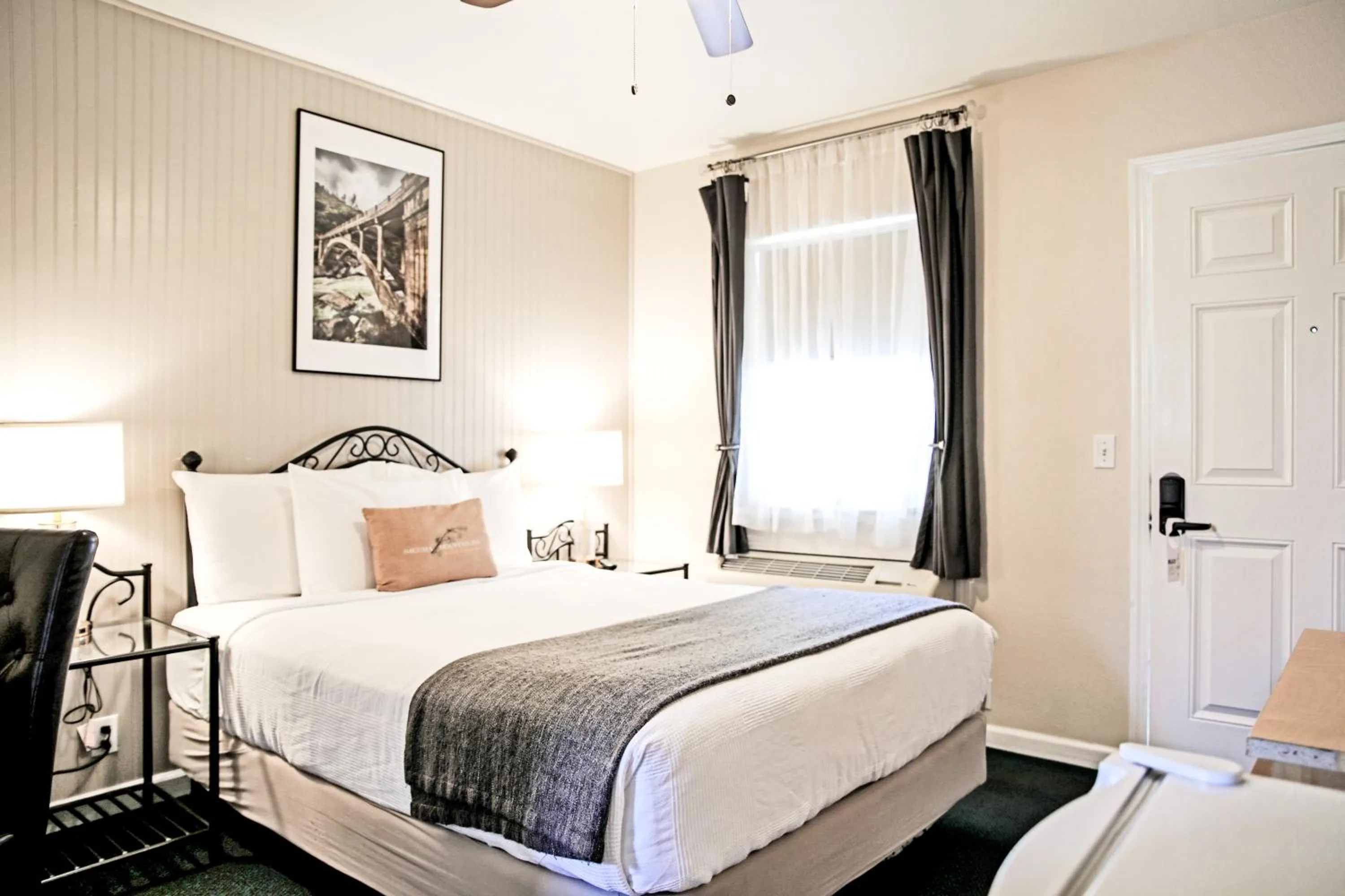 Photo of the whole room, Bed in Sierra Mountain Inn