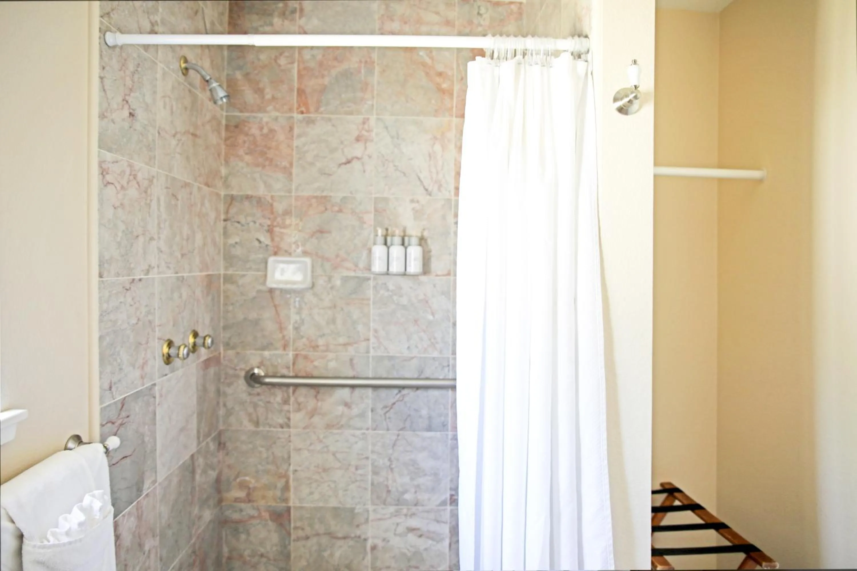 Shower in Sierra Mountain Inn