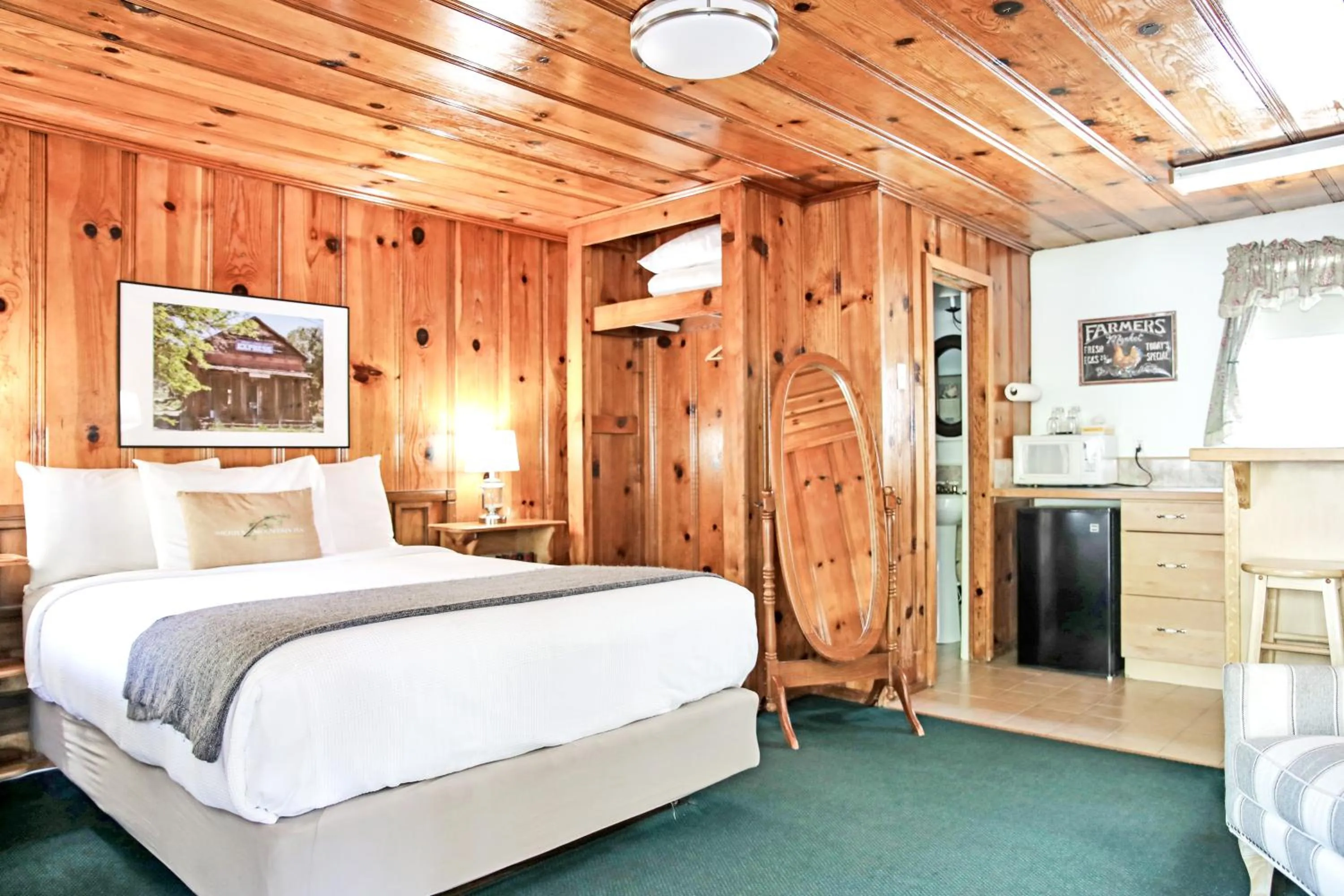 Photo of the whole room, Bed in Sierra Mountain Inn