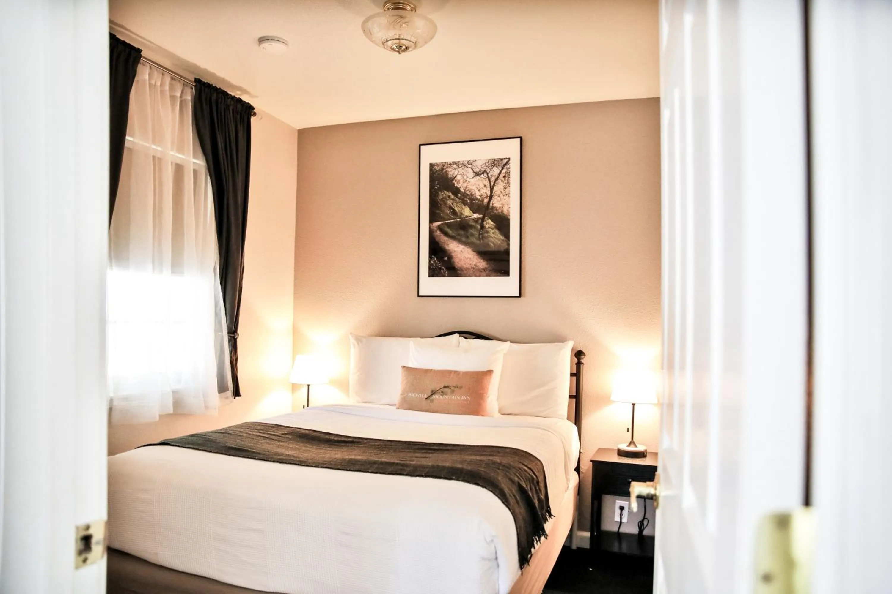 Bedroom, Bed in Sierra Mountain Inn