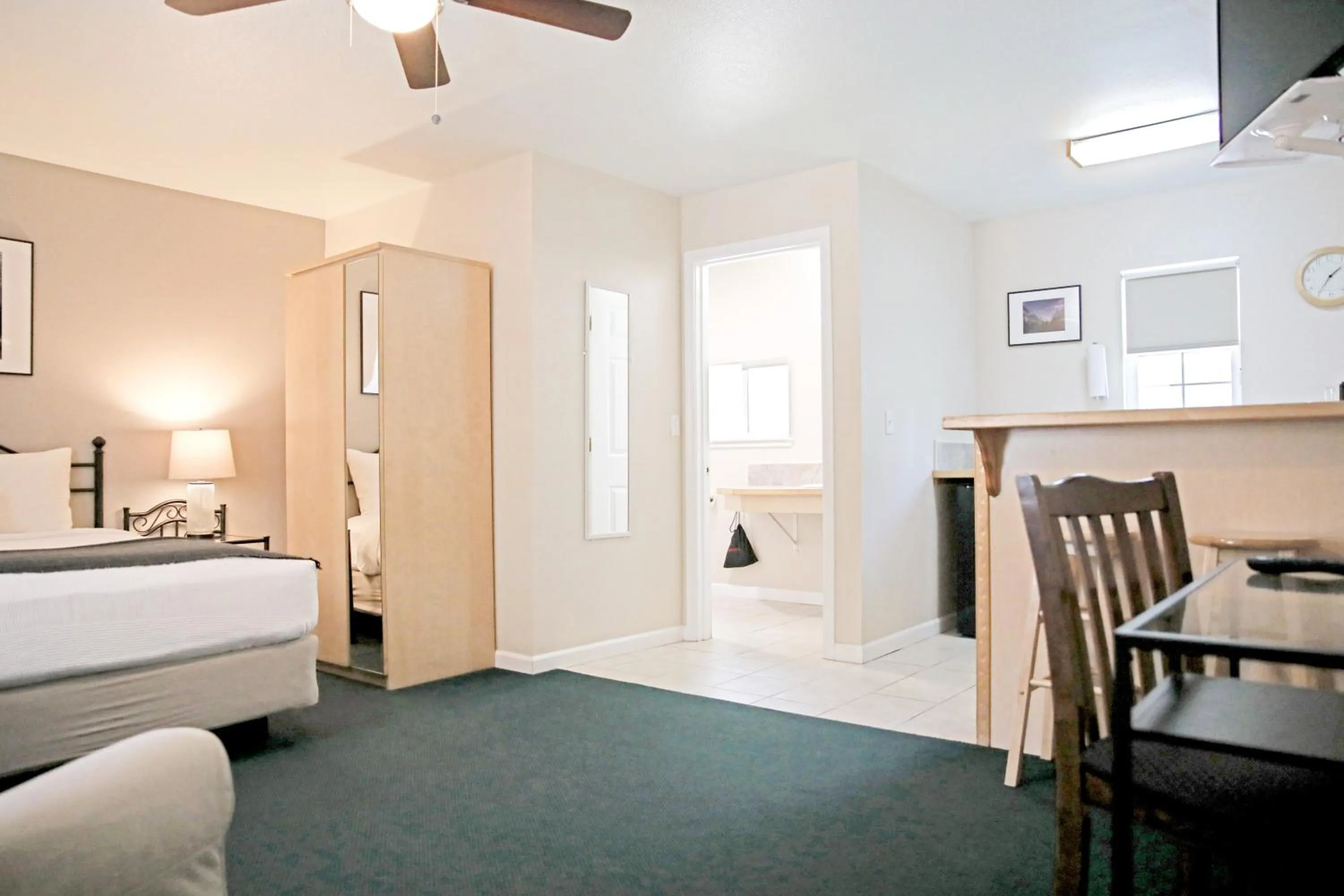 Bedroom, Bed in Sierra Mountain Inn