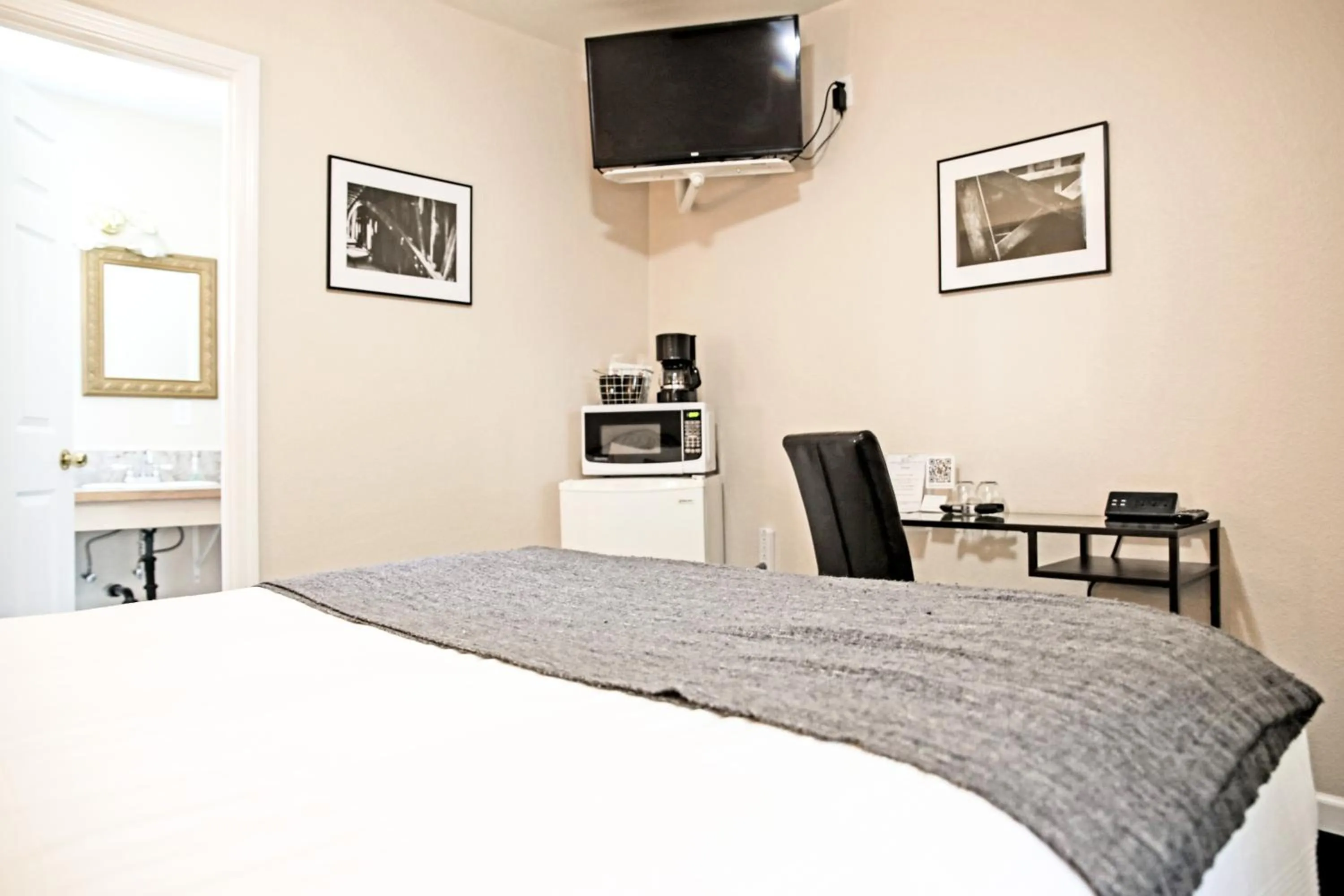 Photo of the whole room, Bed in Sierra Mountain Inn