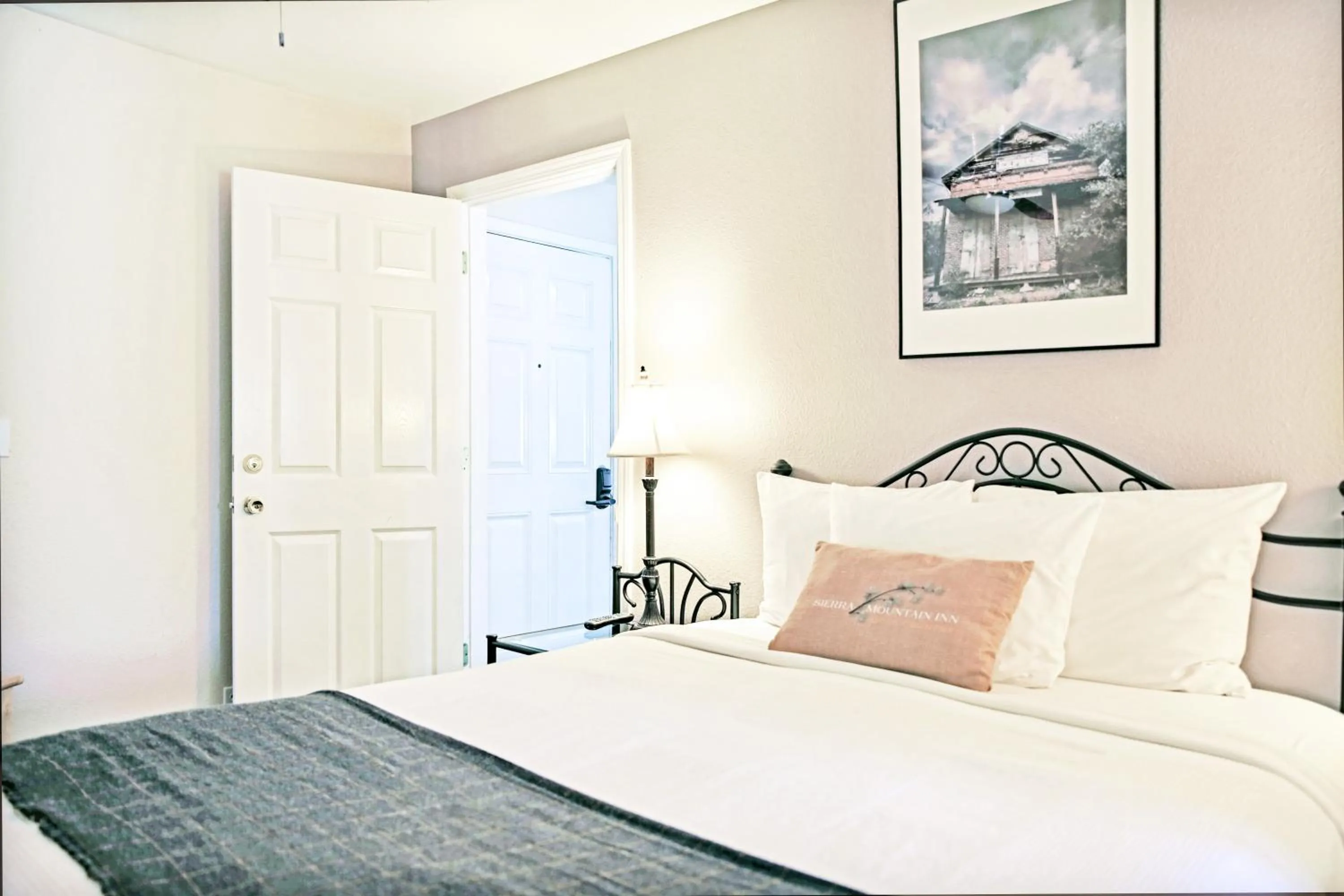 Bedroom, Bed in Sierra Mountain Inn
