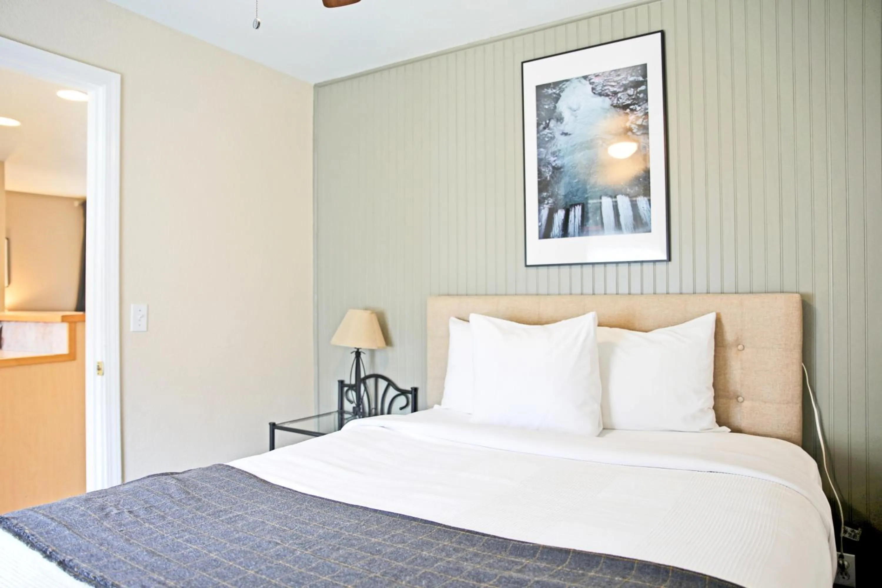 Bedroom, Bed in Sierra Mountain Inn