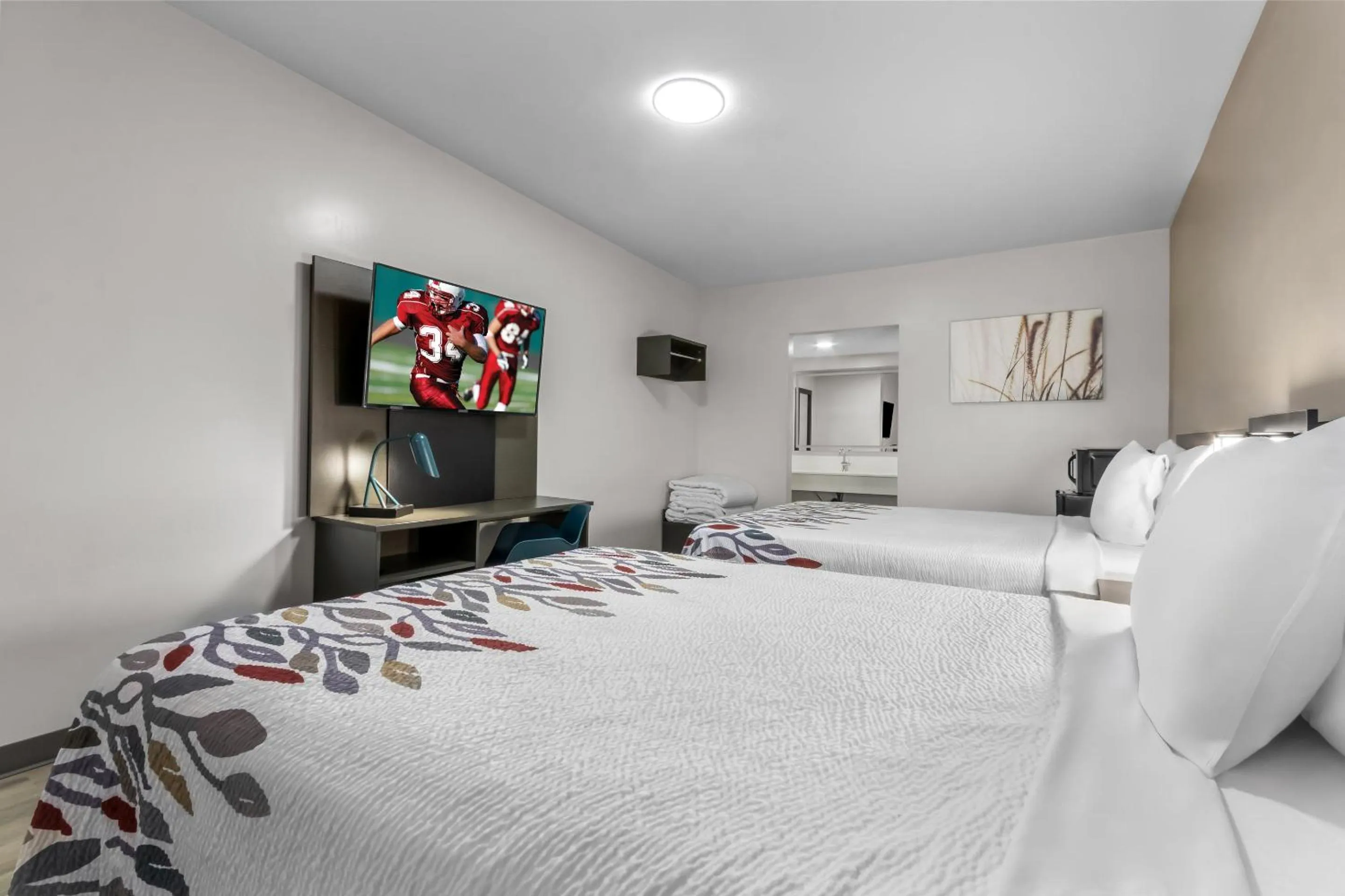 Photo of the whole room, Bed in Red Roof Inn Miami, AZ