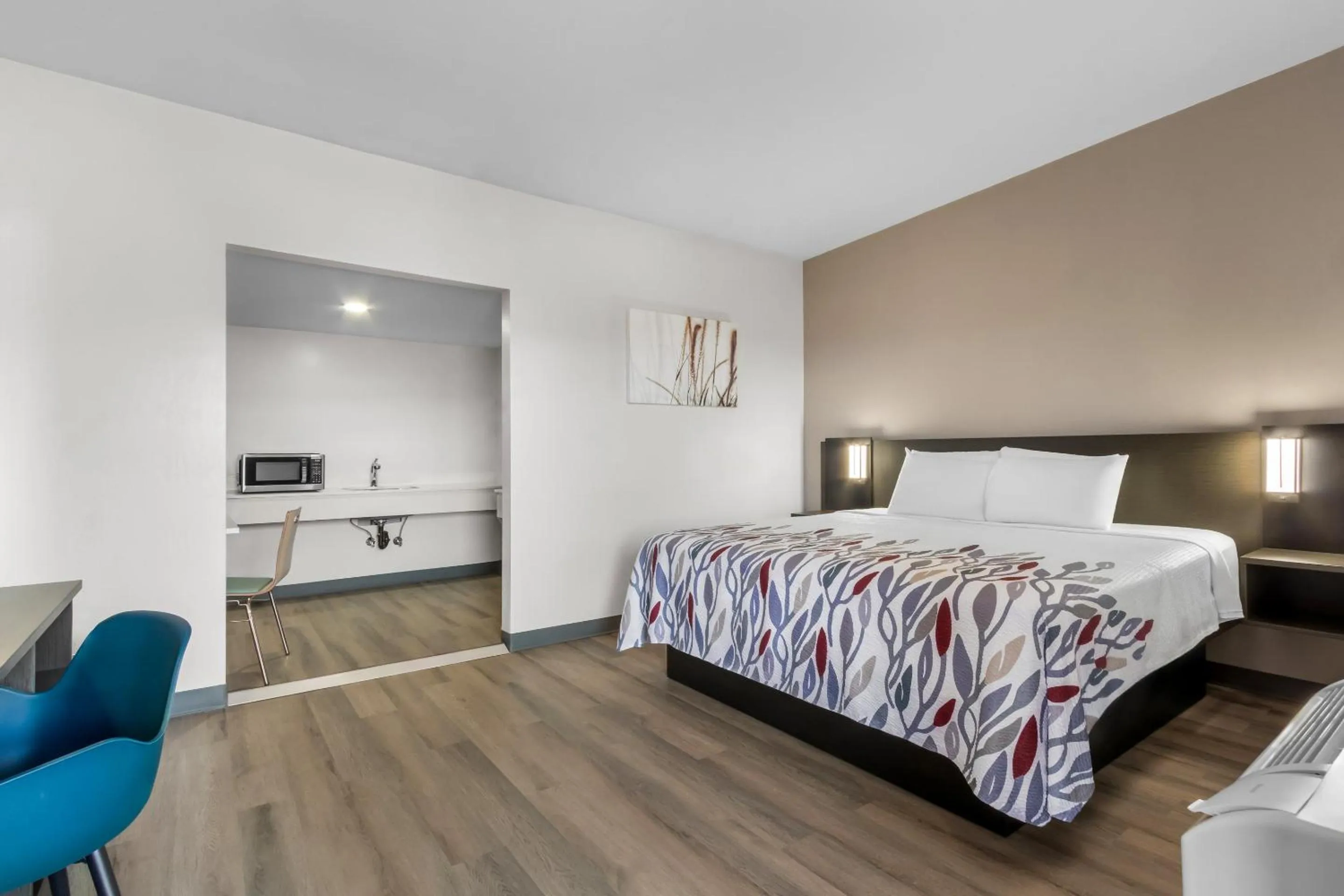 Photo of the whole room, Bed in Red Roof Inn Miami, AZ