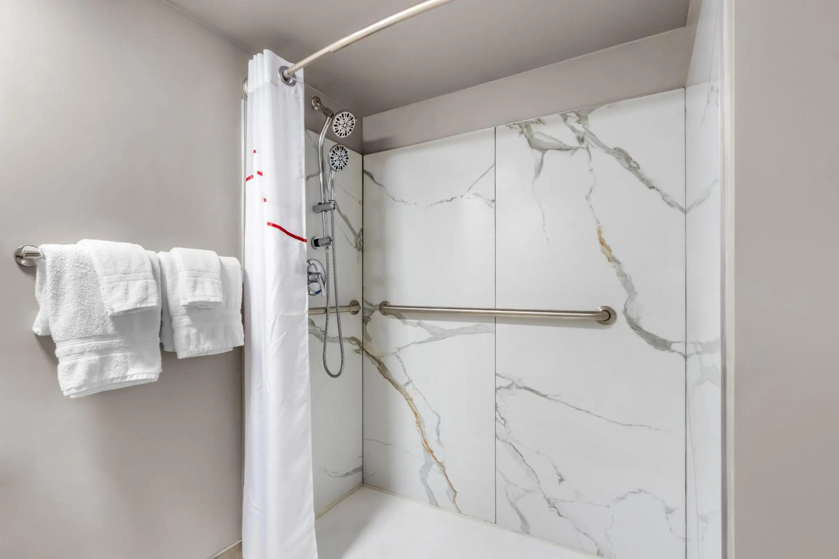 Bathroom in Red Roof Inn Miami, AZ