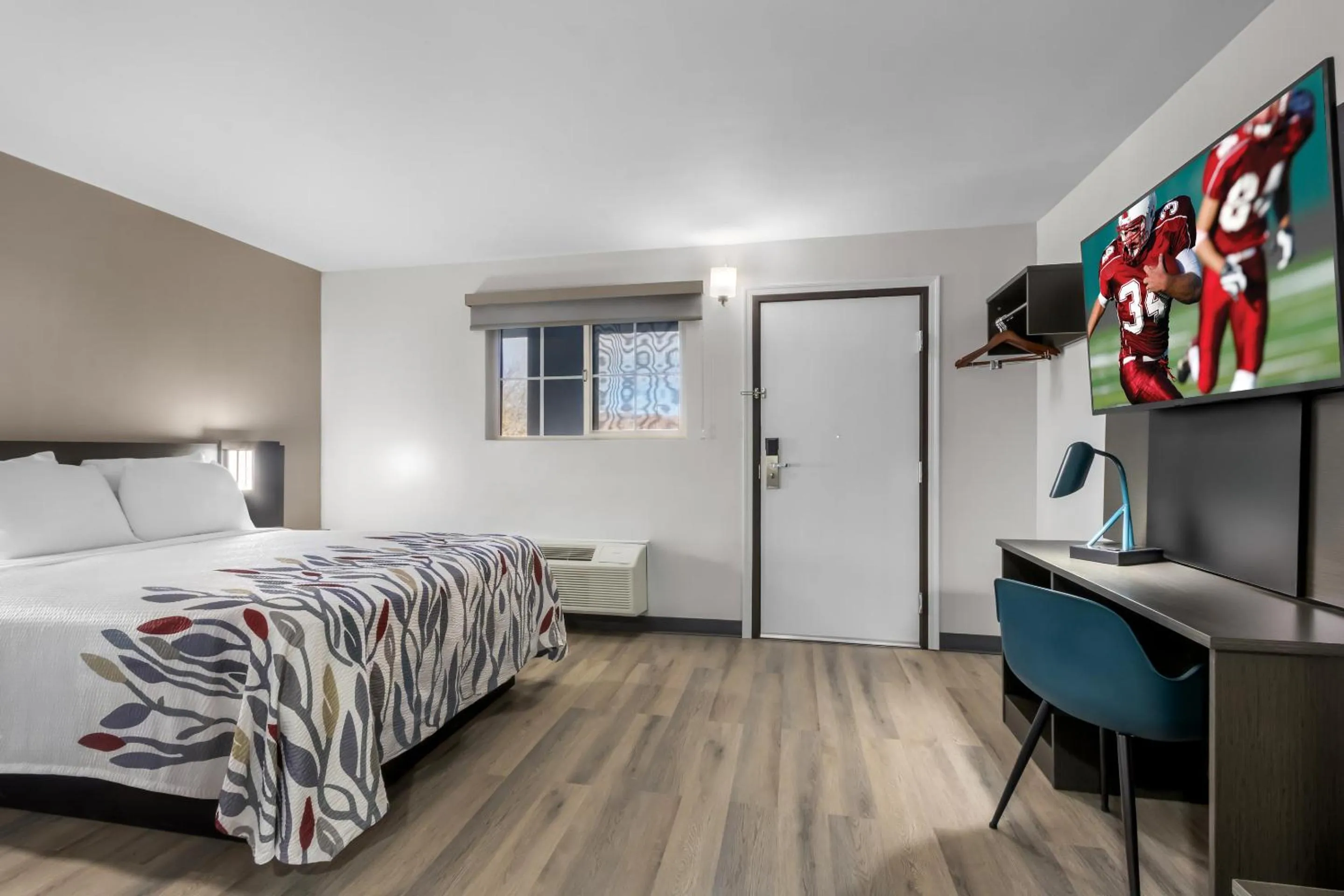 Photo of the whole room, Bed in Red Roof Inn Miami, AZ