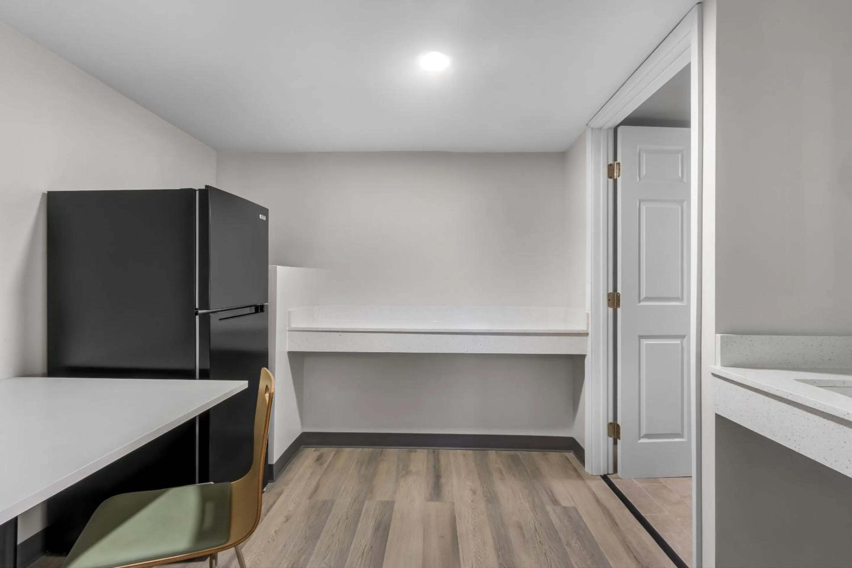 Photo of the whole room in Red Roof Inn Miami, AZ