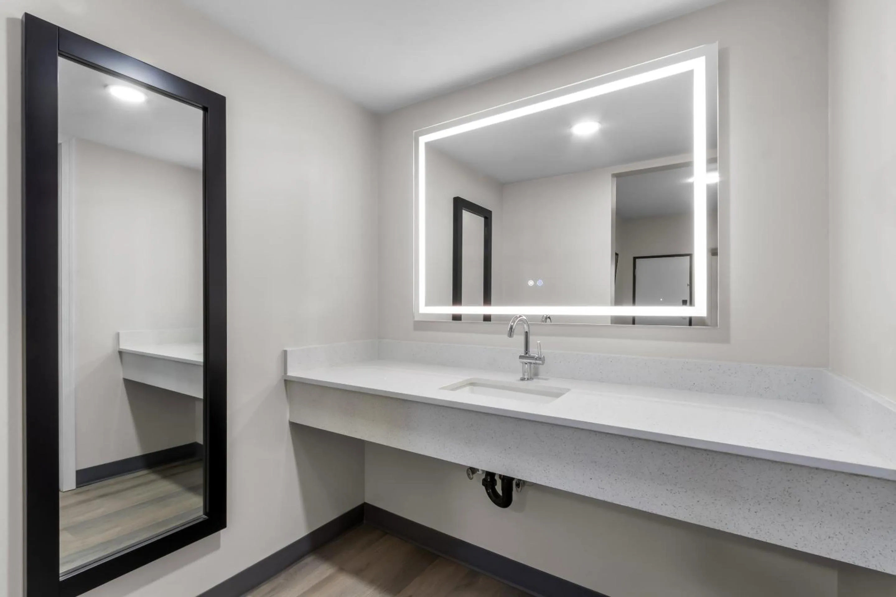 Bathroom in Red Roof Inn Miami, AZ