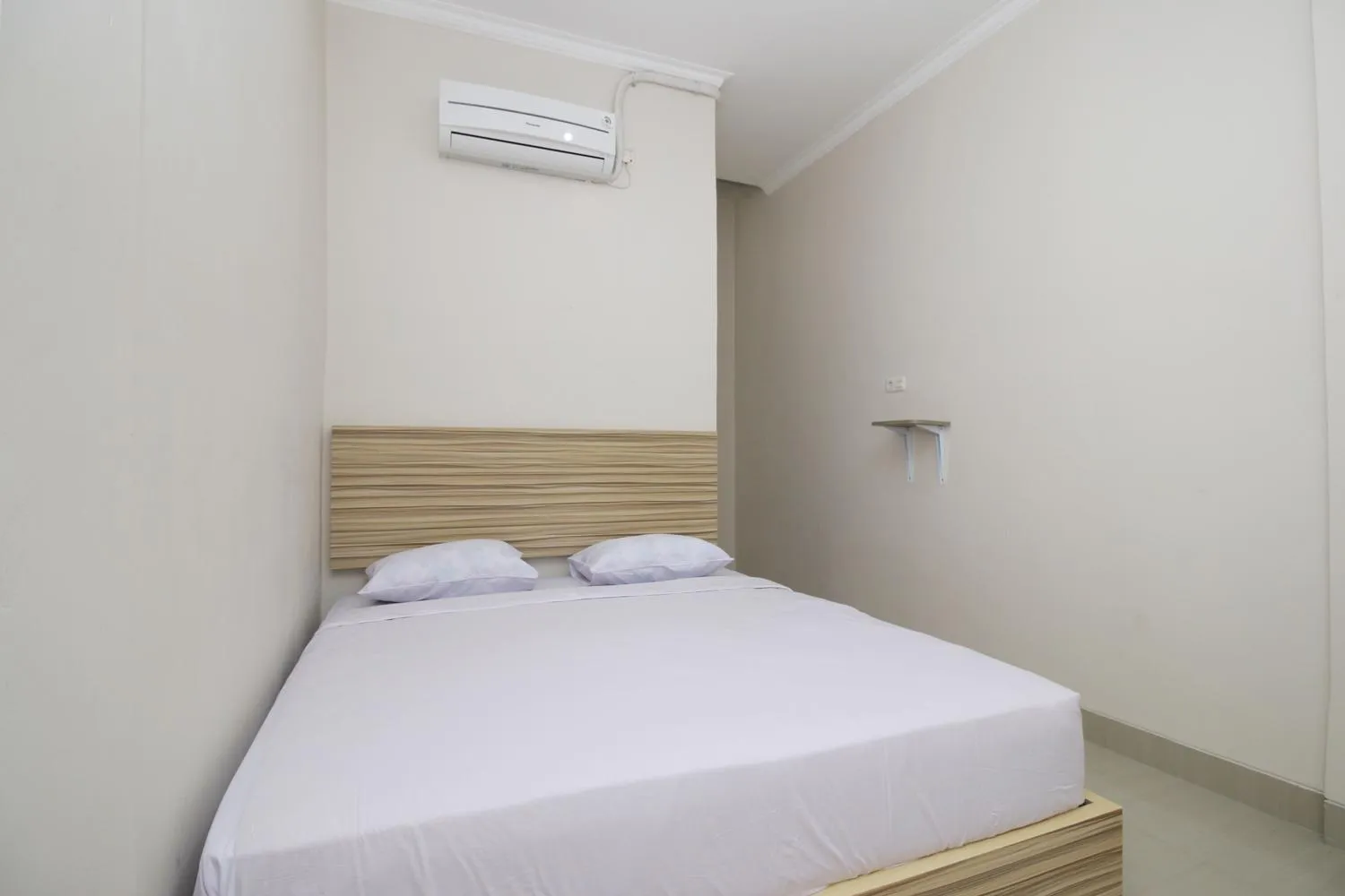 Bed in RedDoorz near Jalan Kolonel Haji Burlian Palembang