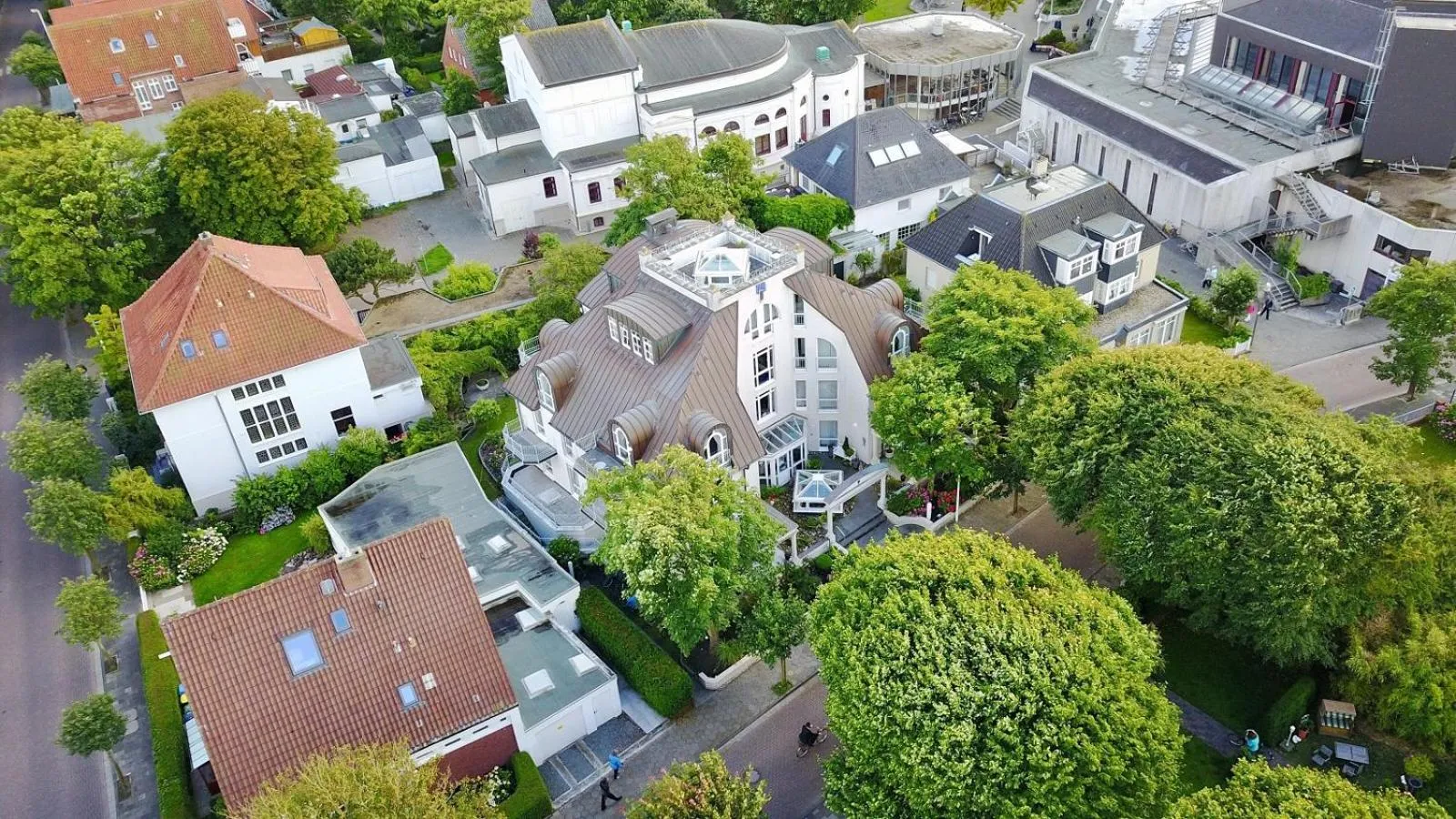 Property building in Villa Ney