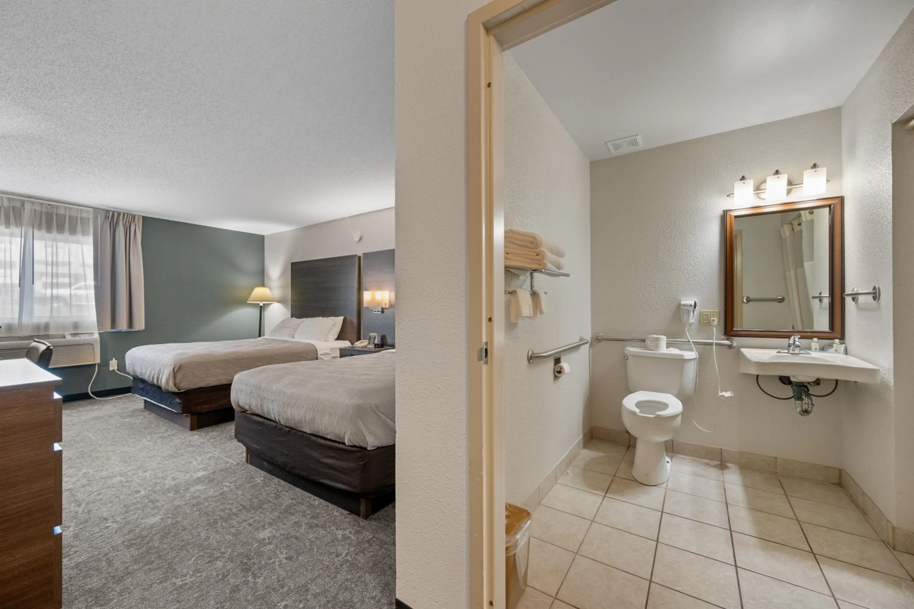 Toilet, Bed in Quality Inn Spearfish I-90