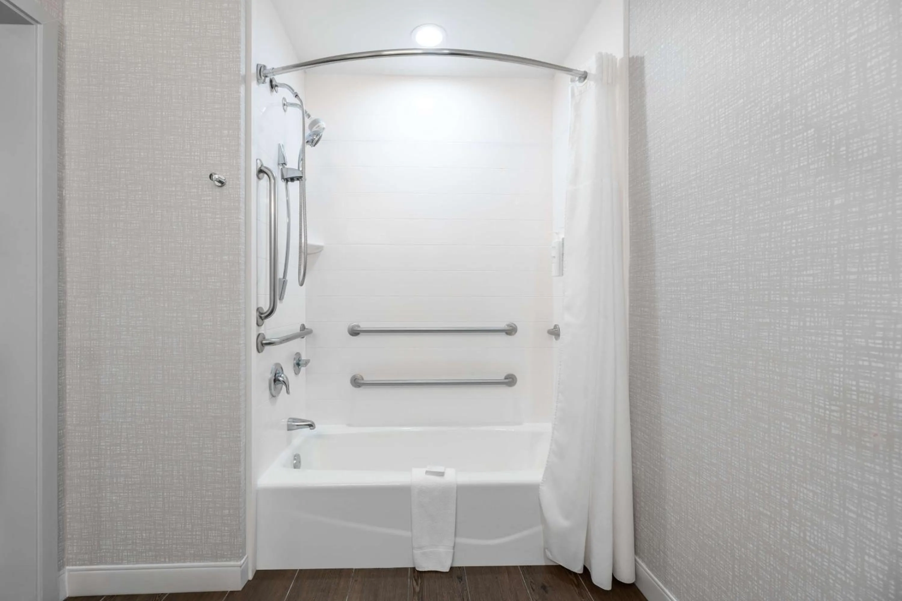 Bathroom in Hampton Inn Martinsburg