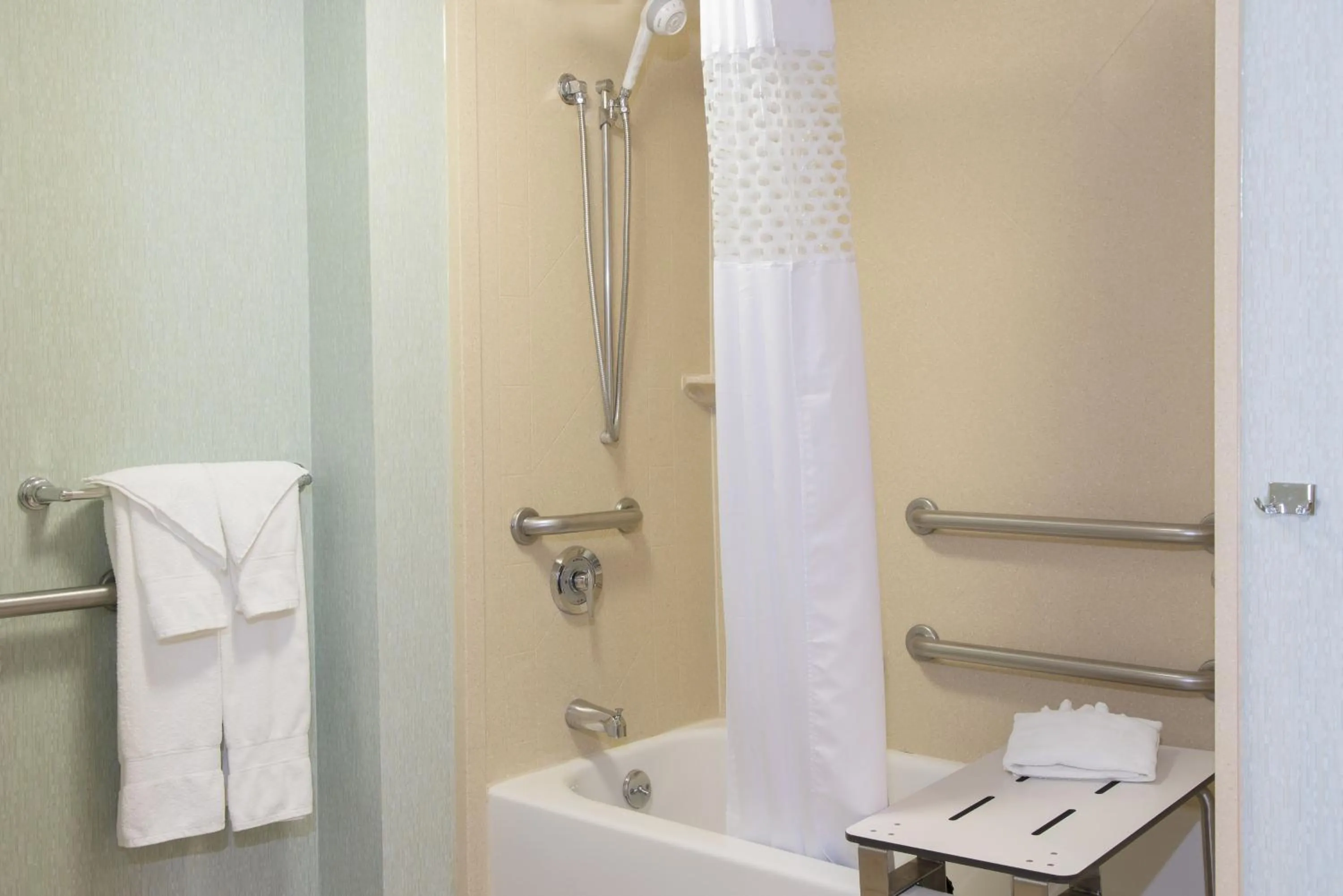 Bathroom in Hampton Inn & Suites Kokomo