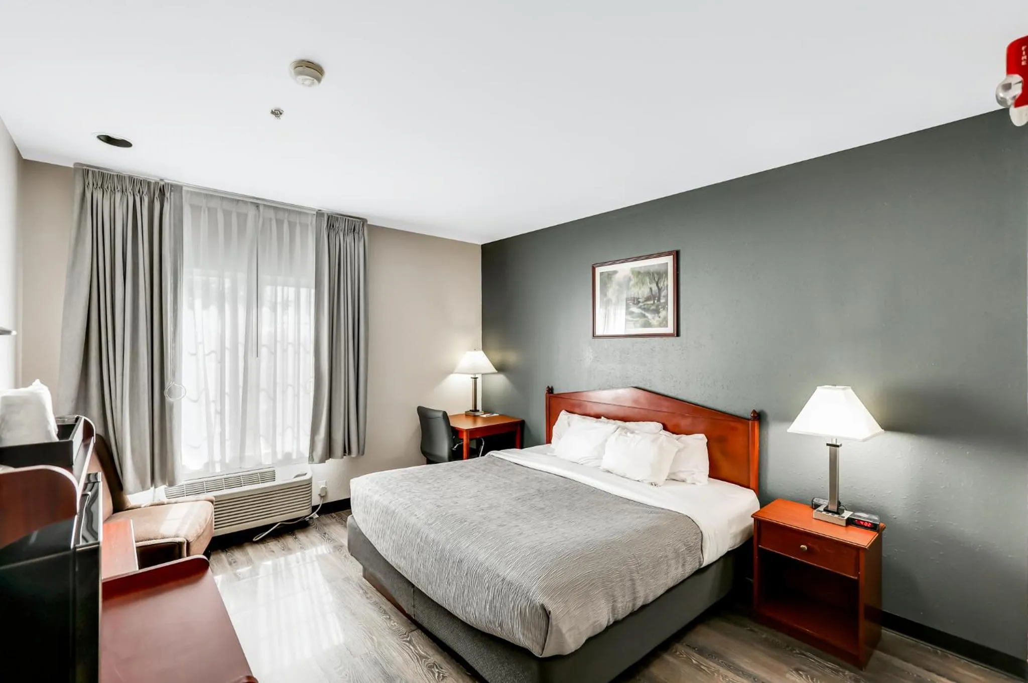 Photo of the whole room, Bed in Quality Inn & Suites of Liberty Lake