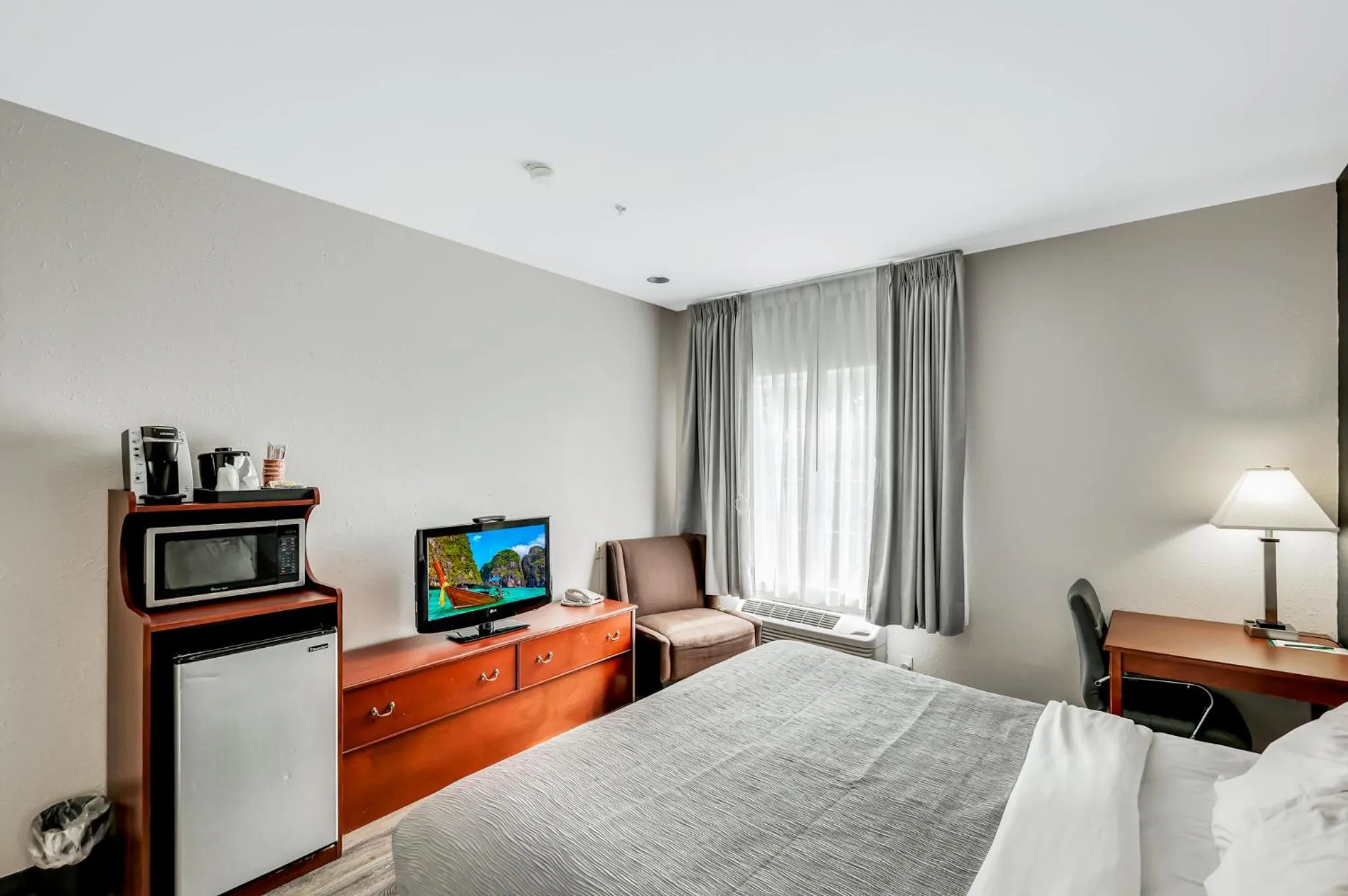 Photo of the whole room, Bed in Quality Inn & Suites of Liberty Lake