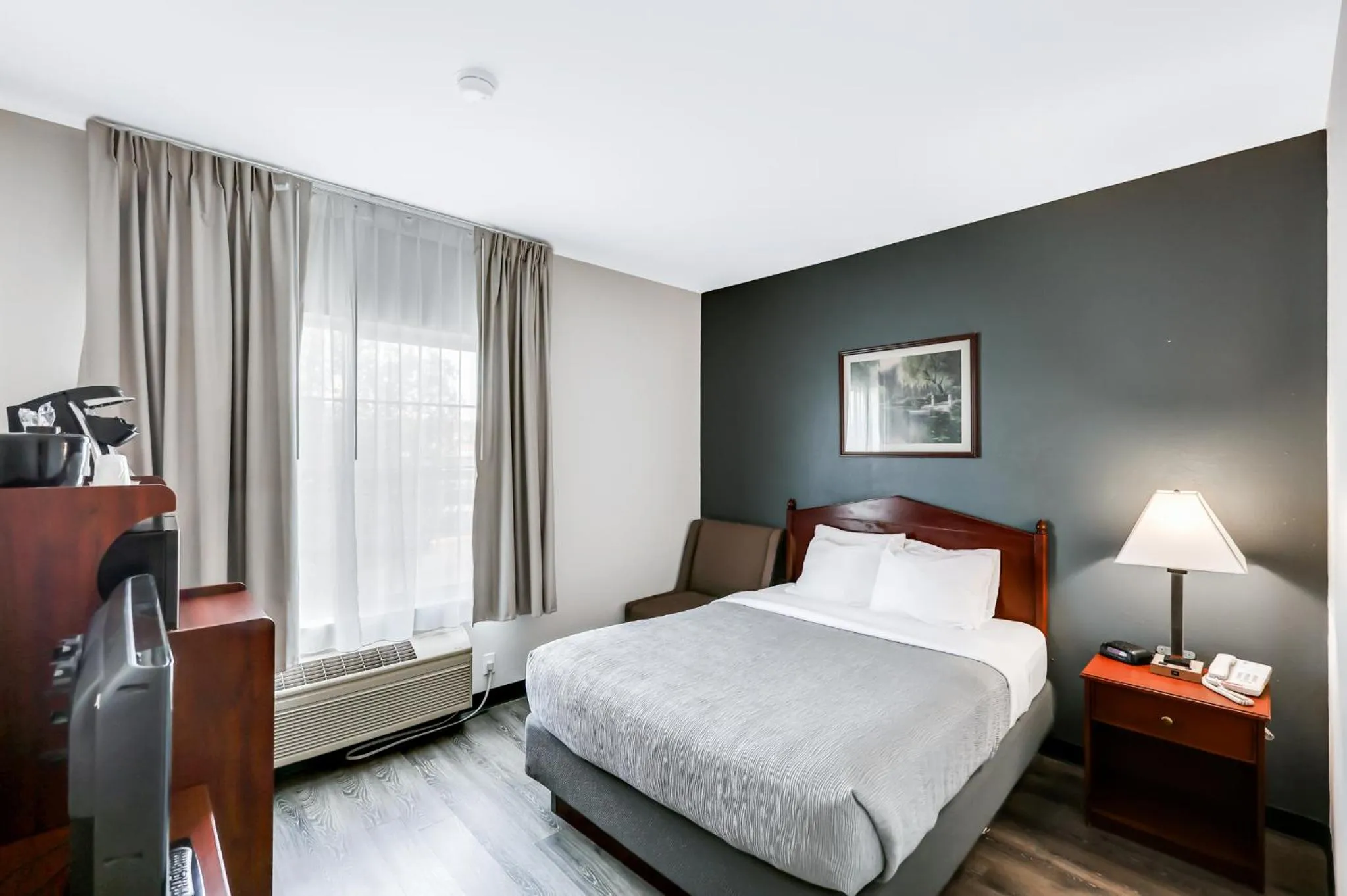 Photo of the whole room, Bed in Quality Inn & Suites of Liberty Lake