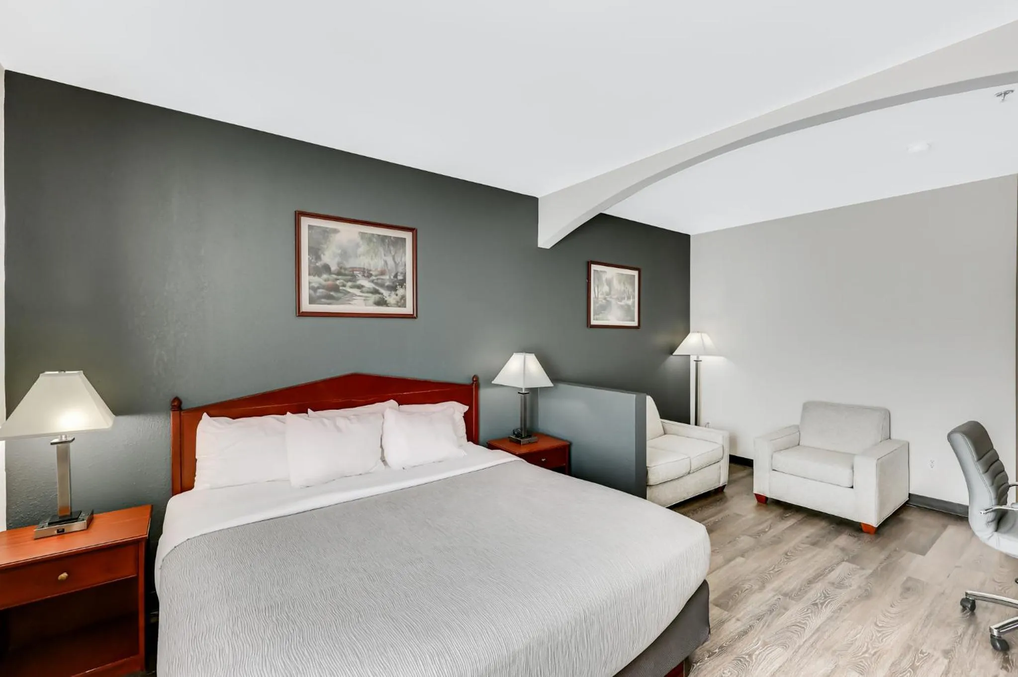 Bed in Quality Inn & Suites of Liberty Lake