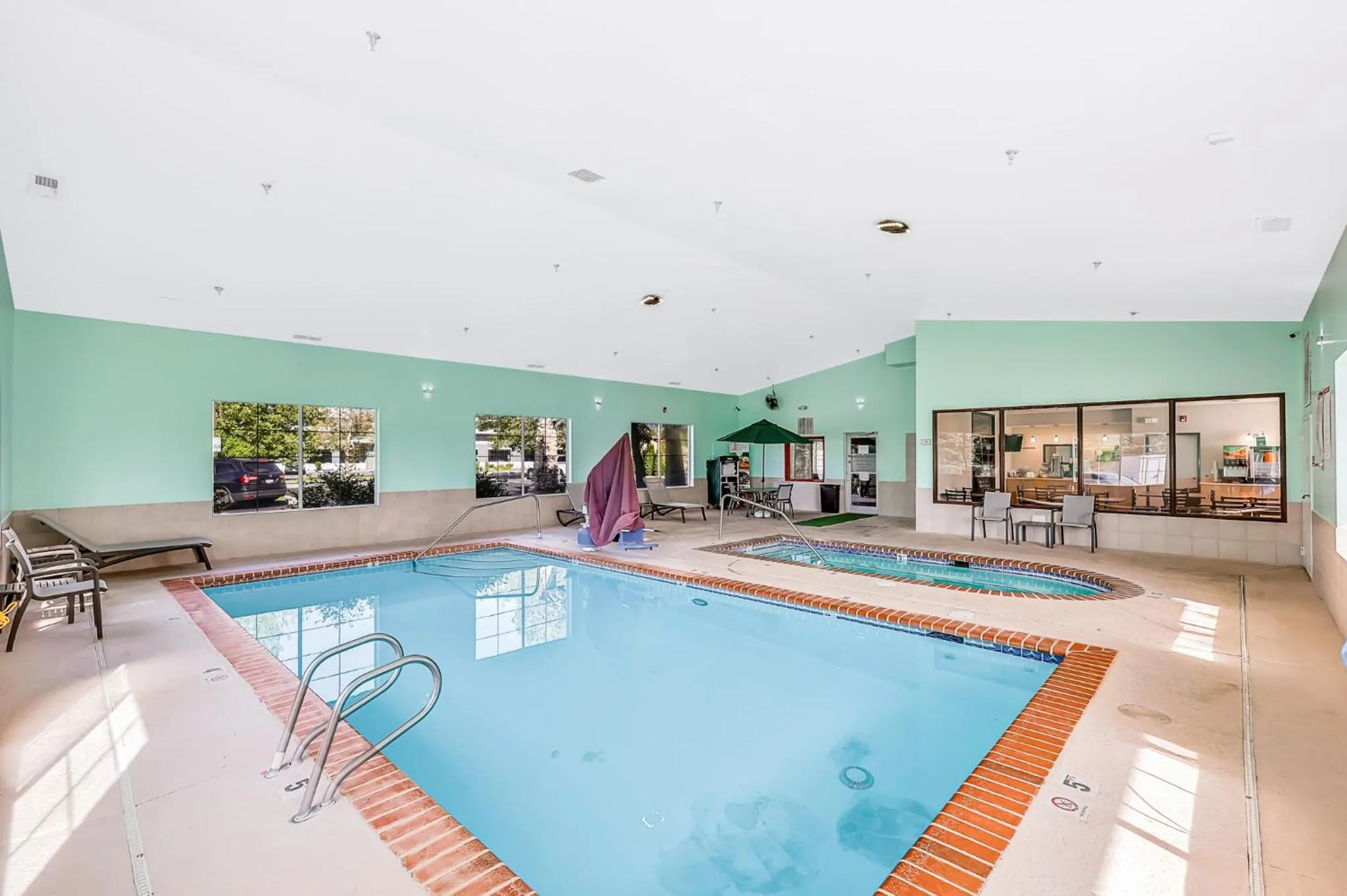 Swimming pool in Quality Inn & Suites of Liberty Lake