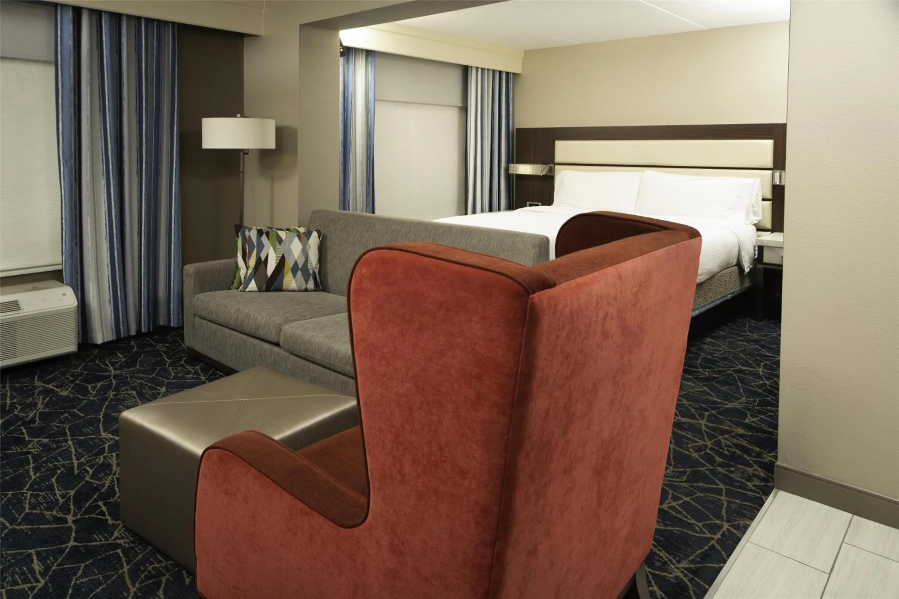 Living room, Bed in Hilton Garden Inn Fayetteville/Fort Bragg