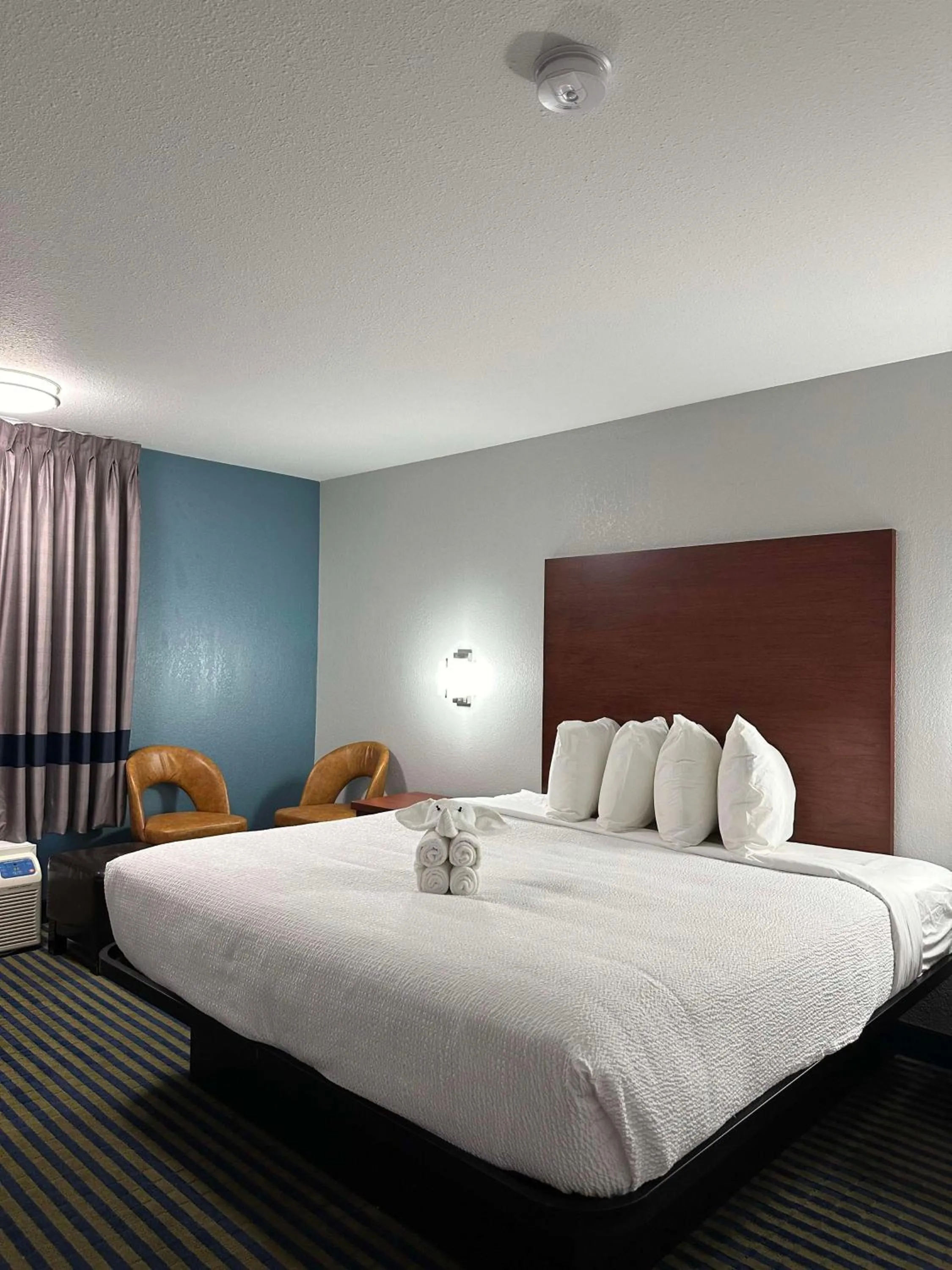 Bed in SureStay Plus by Best Western Brooks