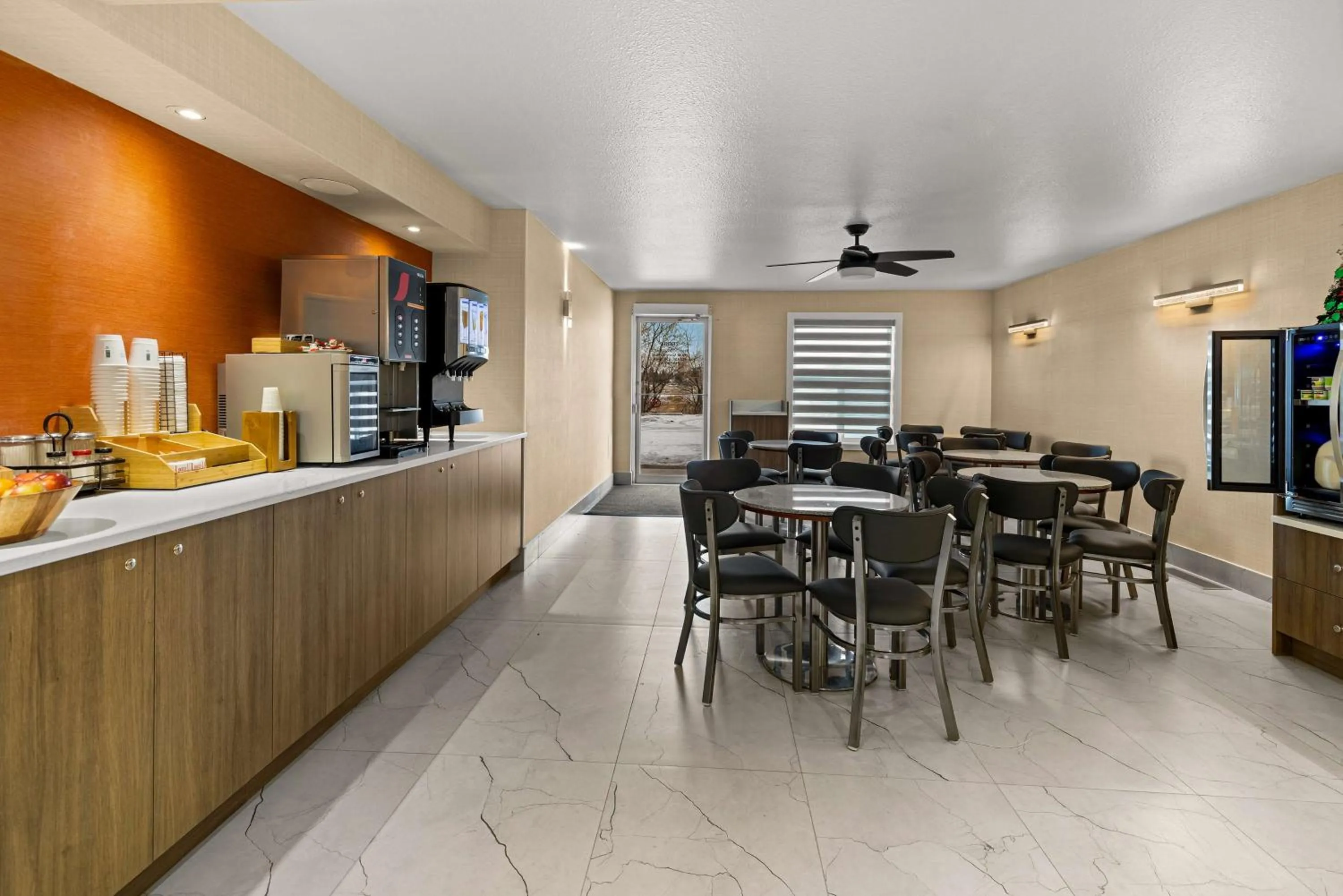 Coffee/tea facilities in SureStay Plus by Best Western Brooks