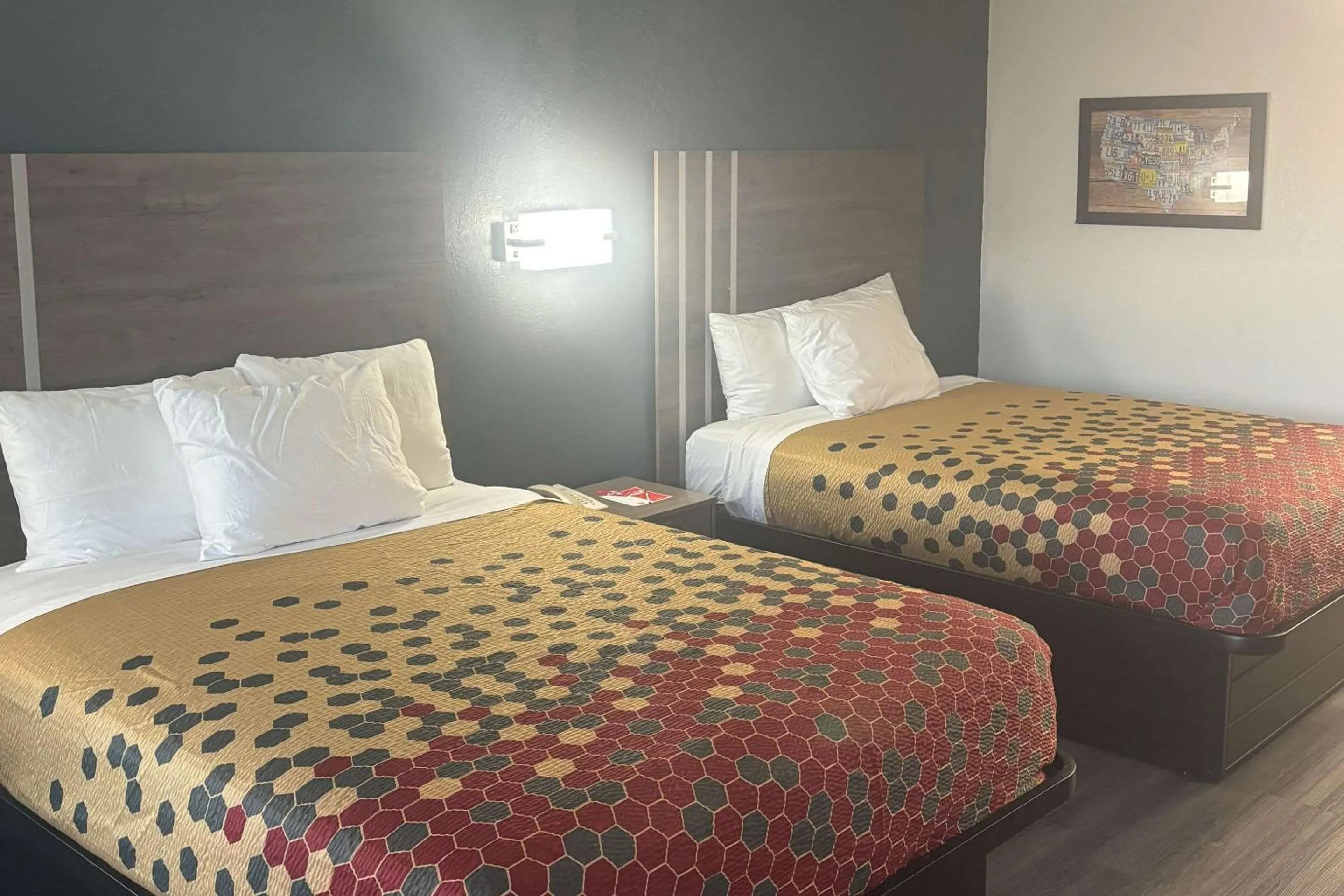 Bedroom, Bed in Econo Lodge Calhoun South