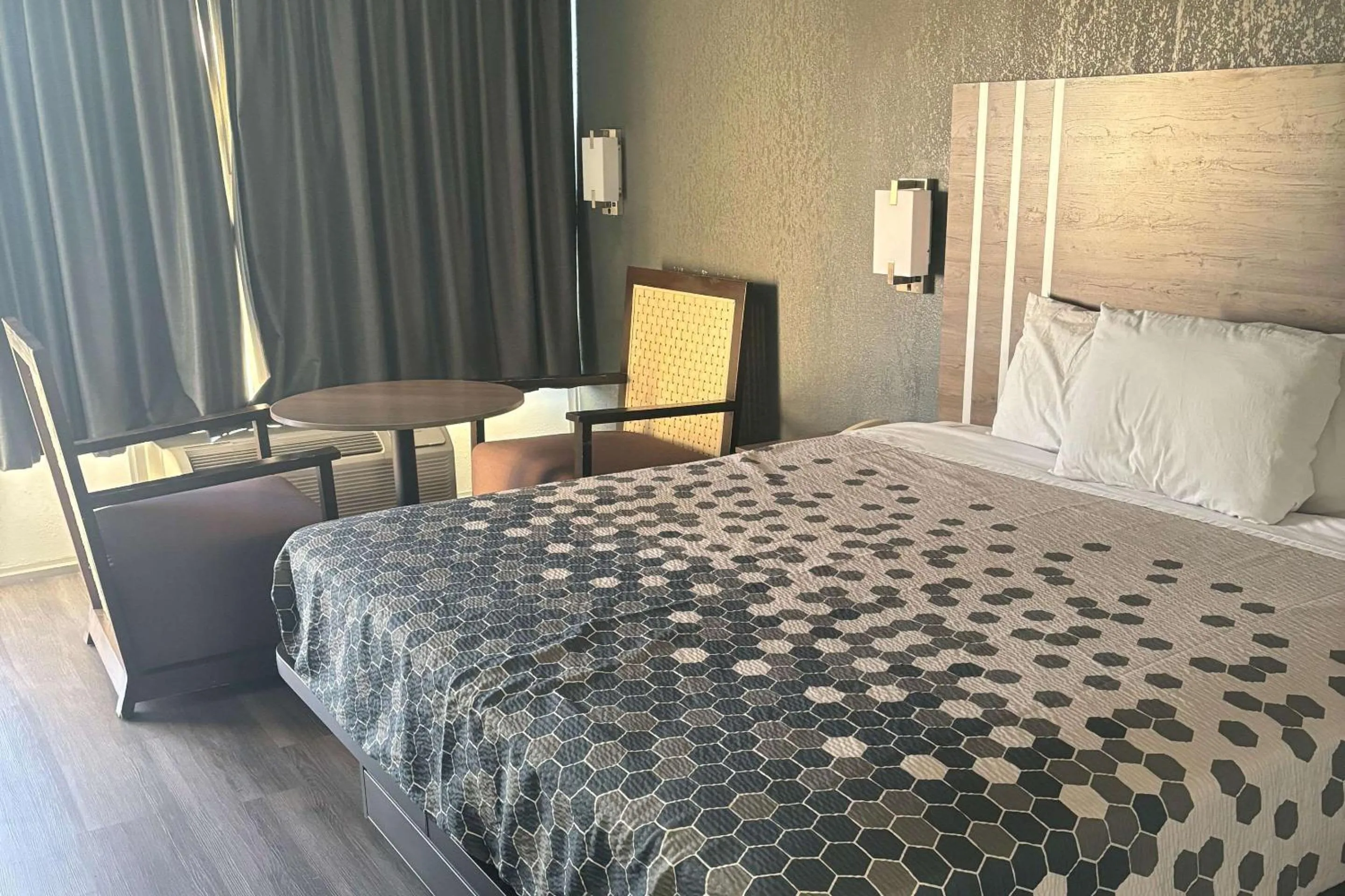 Bedroom, Bed in Econo Lodge Calhoun South