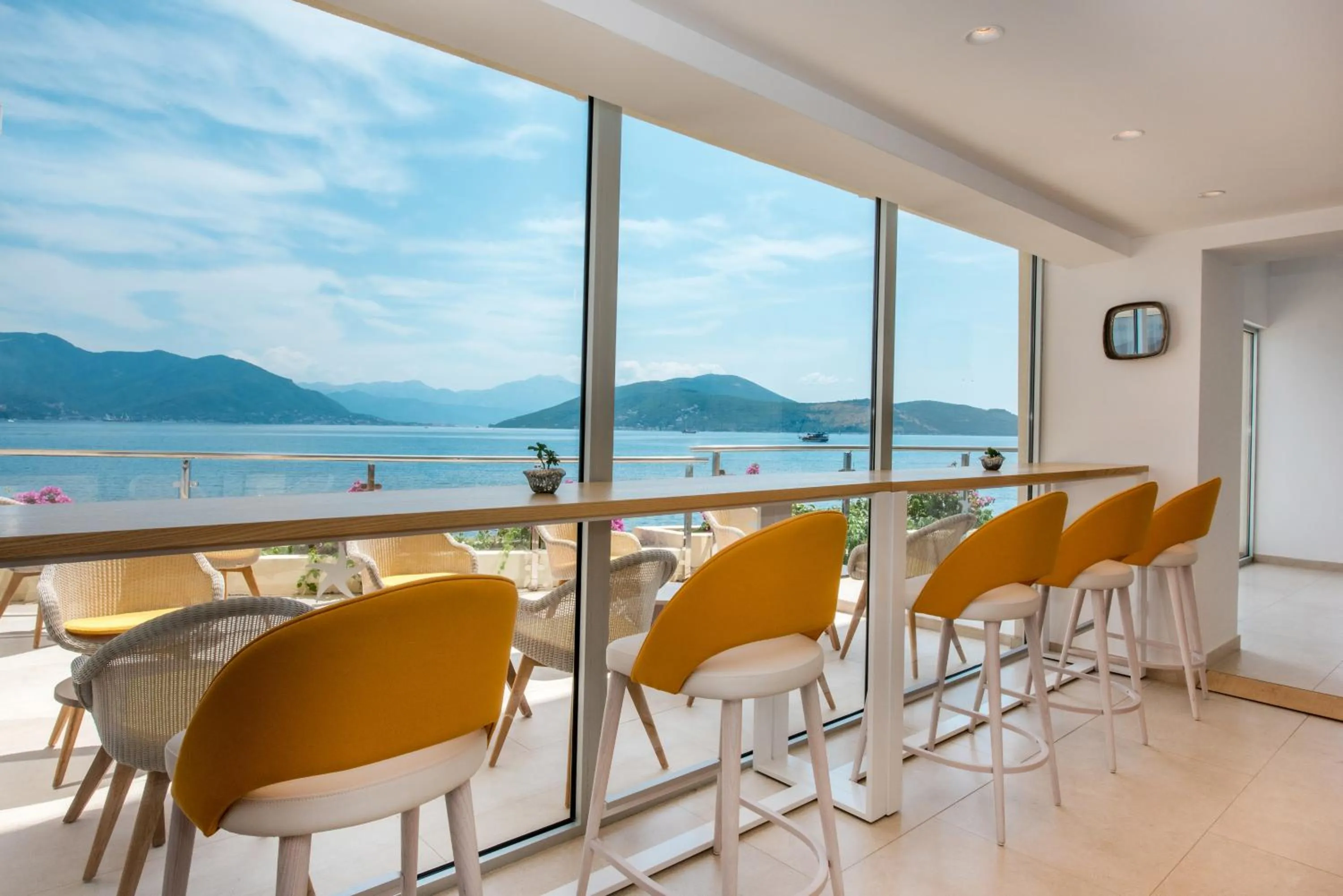 Lounge or bar in Iberostar Waves Herceg Novi All Inclusive