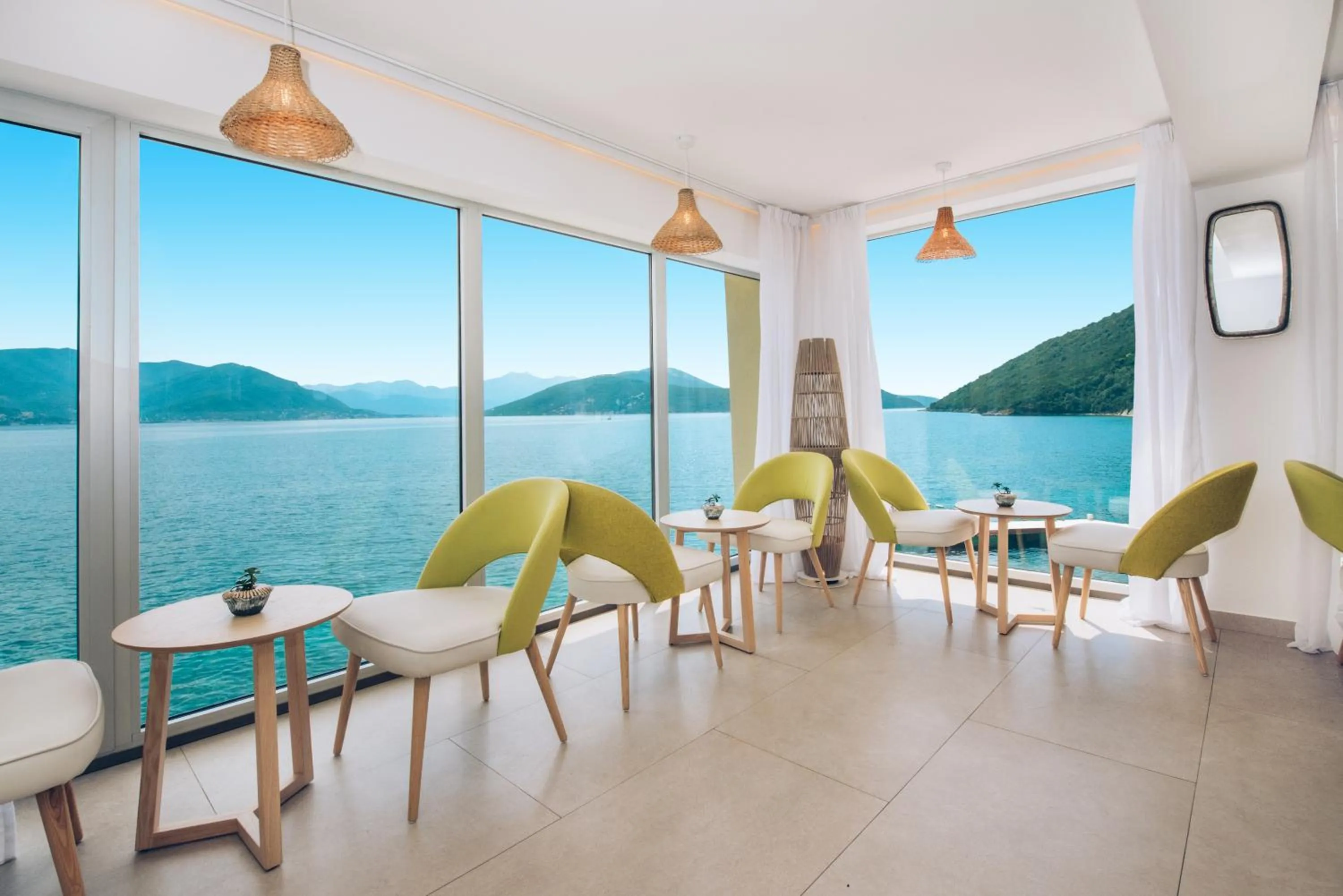 Lounge or bar in Iberostar Waves Herceg Novi All Inclusive