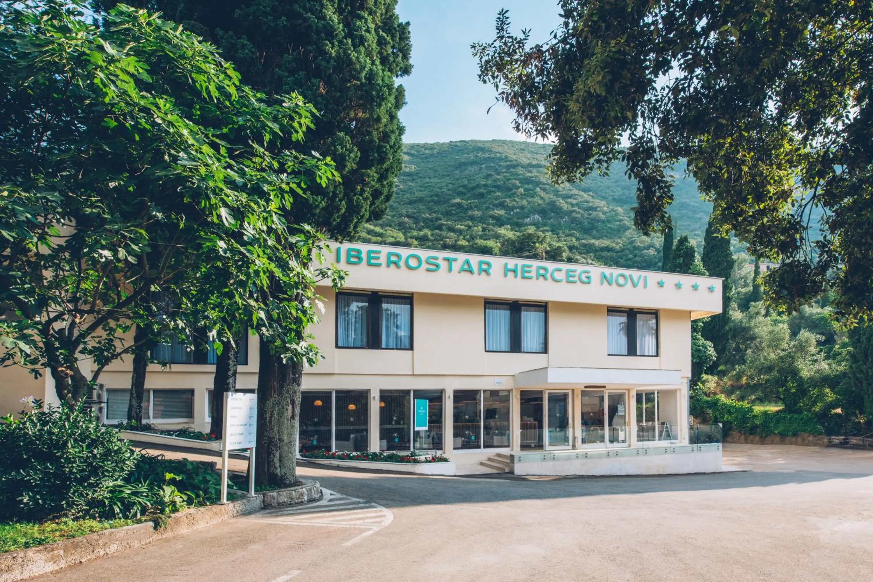 Facade/entrance in Iberostar Waves Herceg Novi All Inclusive