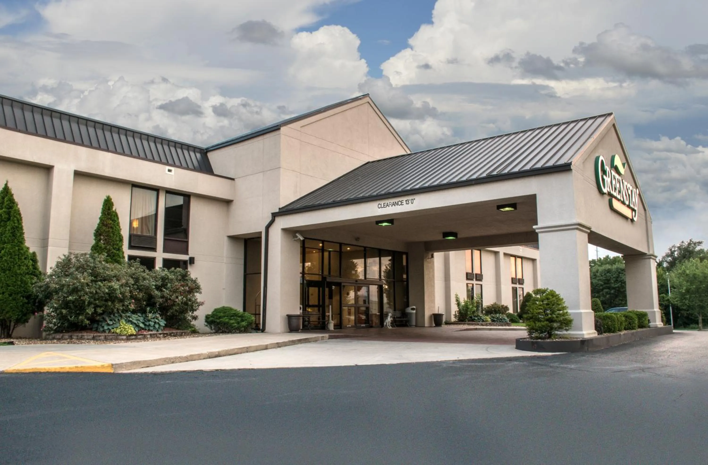 Facade/entrance in Greenstay Hotel & Suites Central