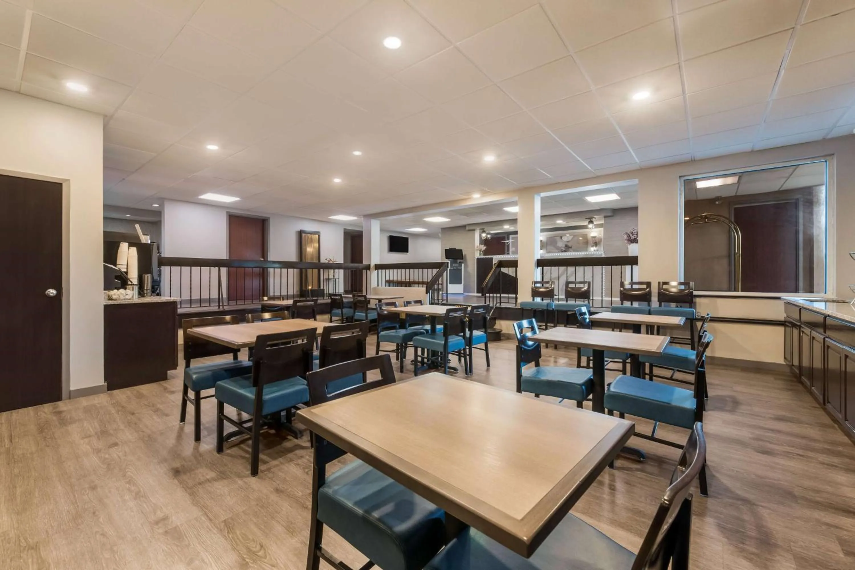 Restaurant/places to eat in Best Western Burlington Inn