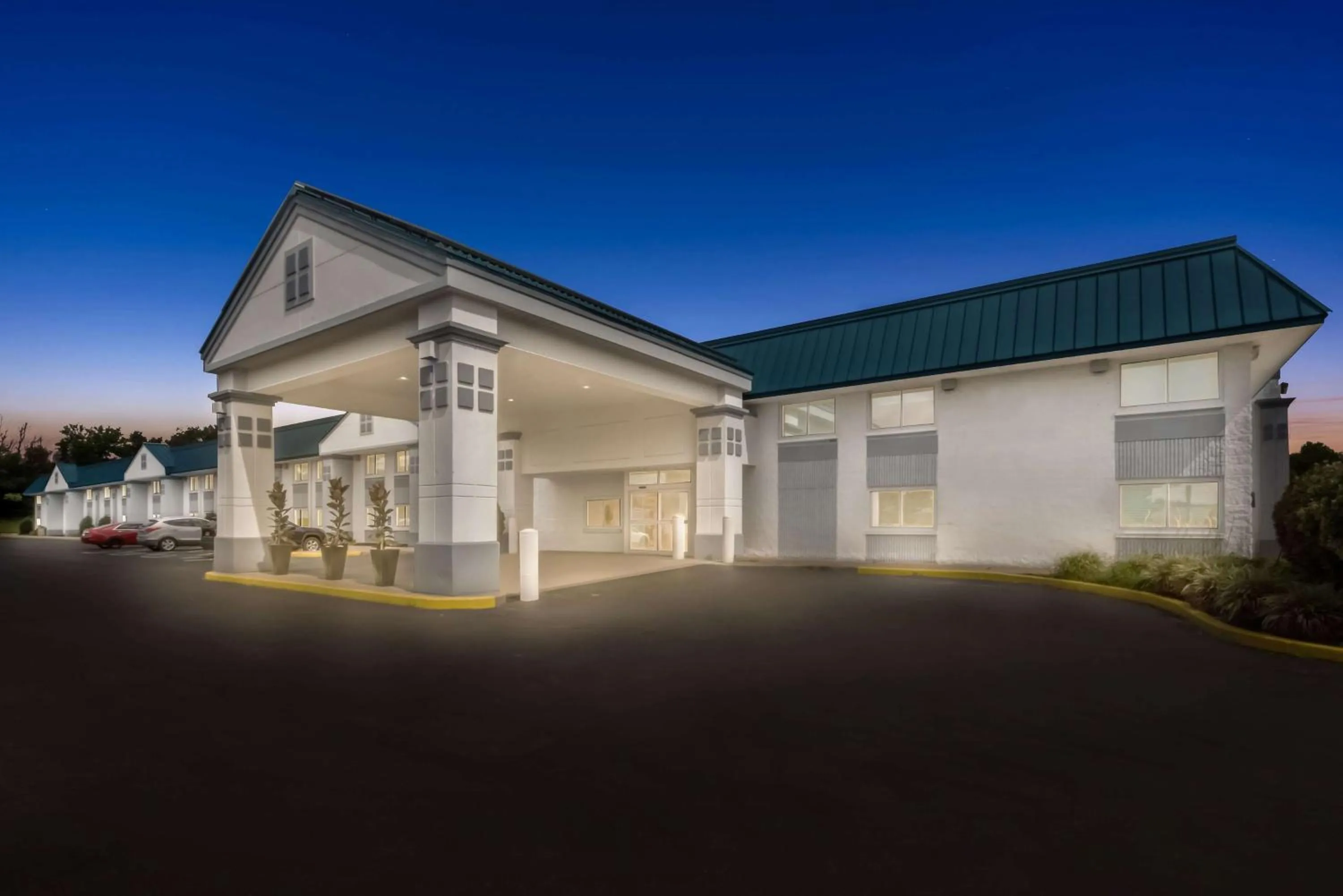 Property building in Best Western Burlington Inn