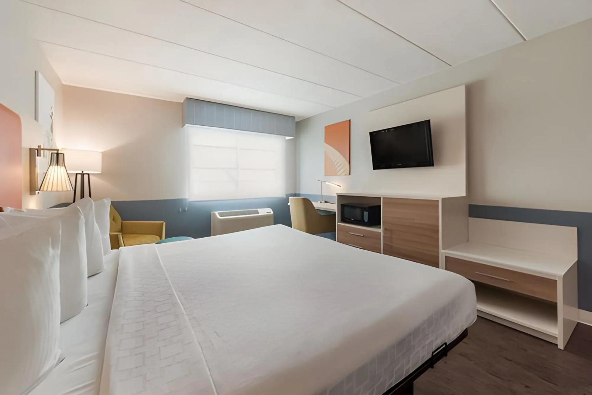 Bedroom, Bed in Best Western Burlington Inn