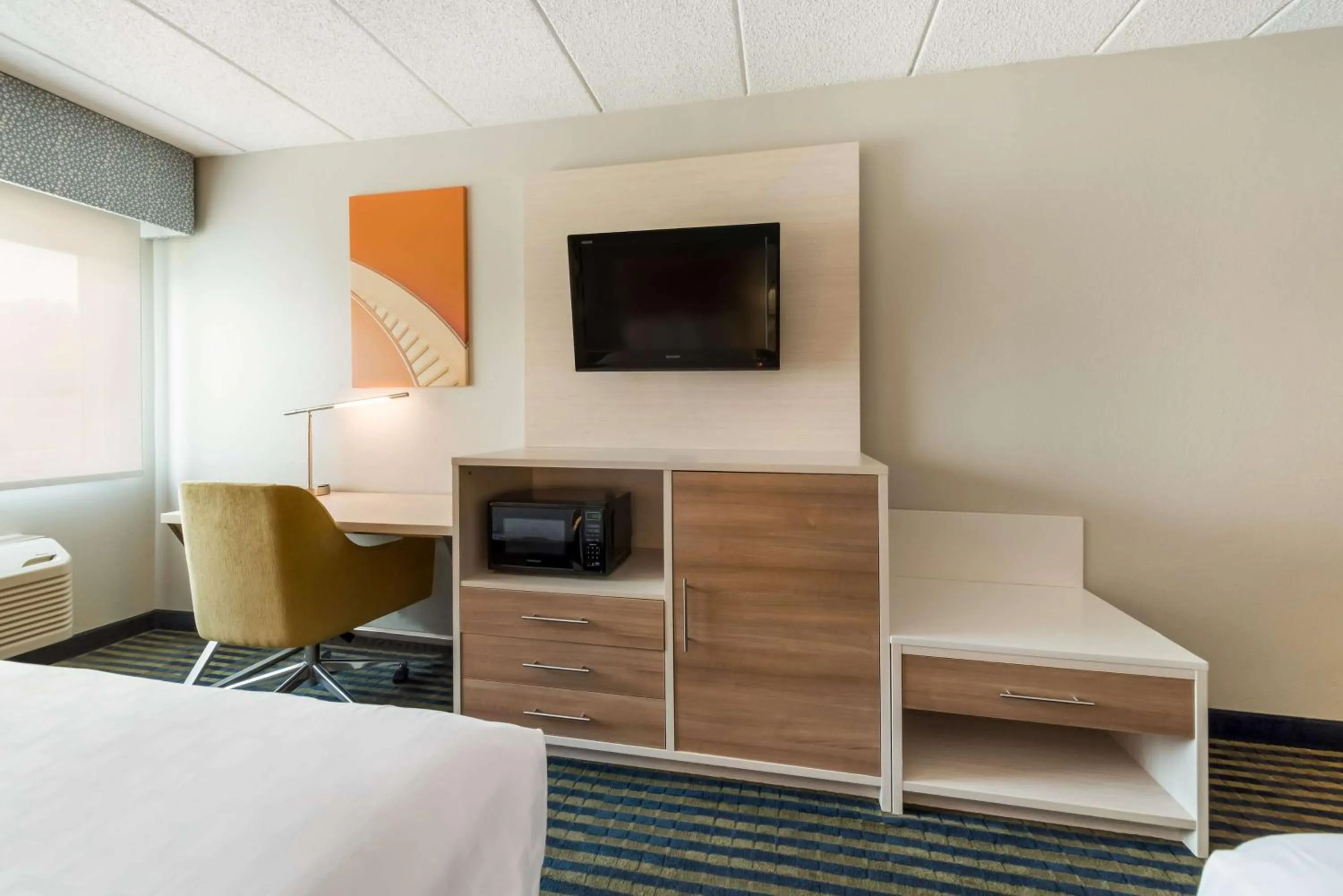 Photo of the whole room, Bed in Best Western Burlington Inn